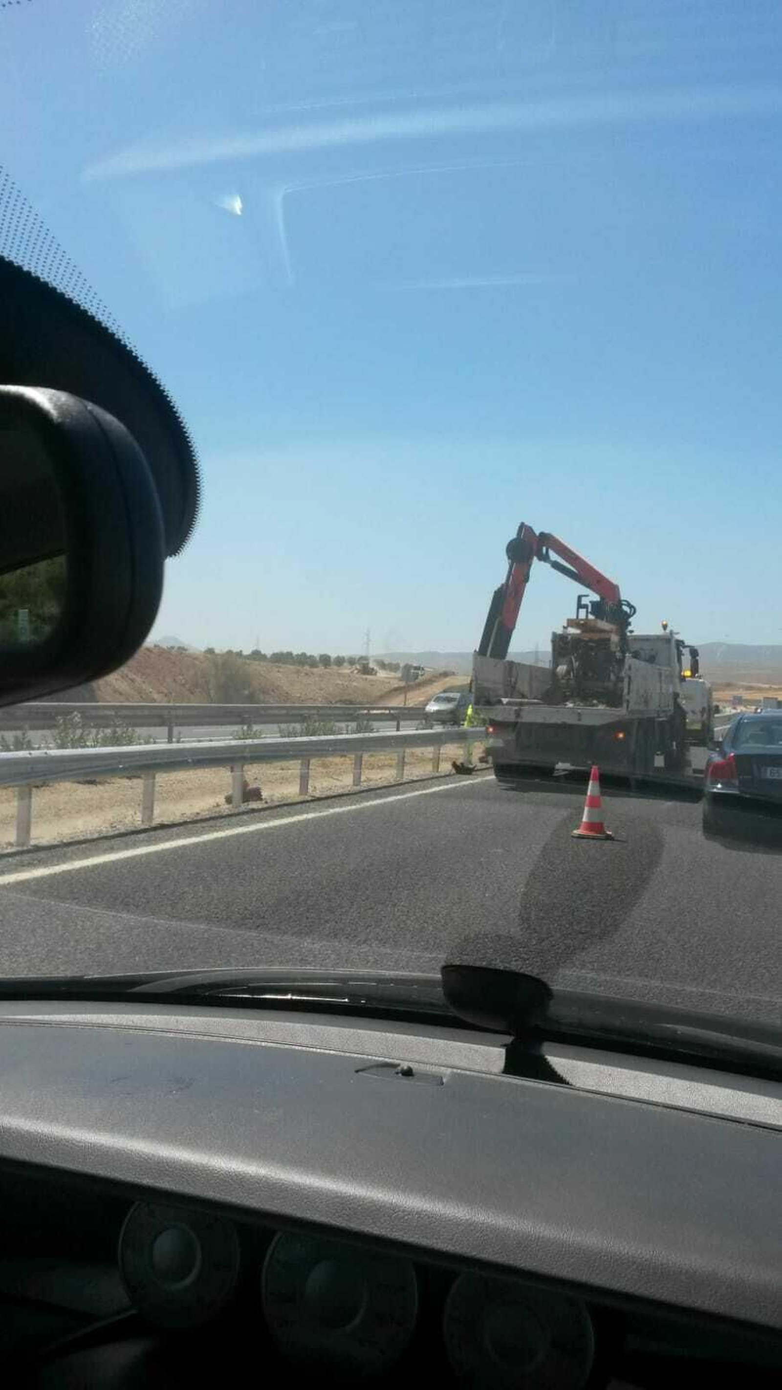 Una de las máquinas trabajando en la autovía este lunes.