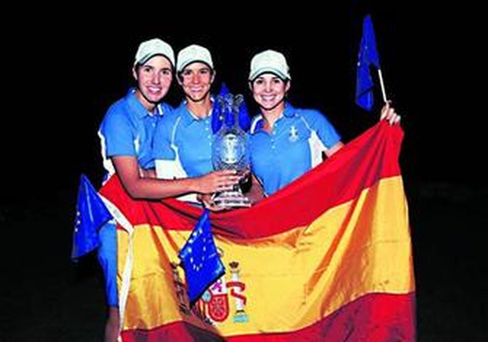 Carlota Ciganda, Azhara Muñoz y Betariz recari celebran el triunfo en la Solheim Cup con la bandera de España.