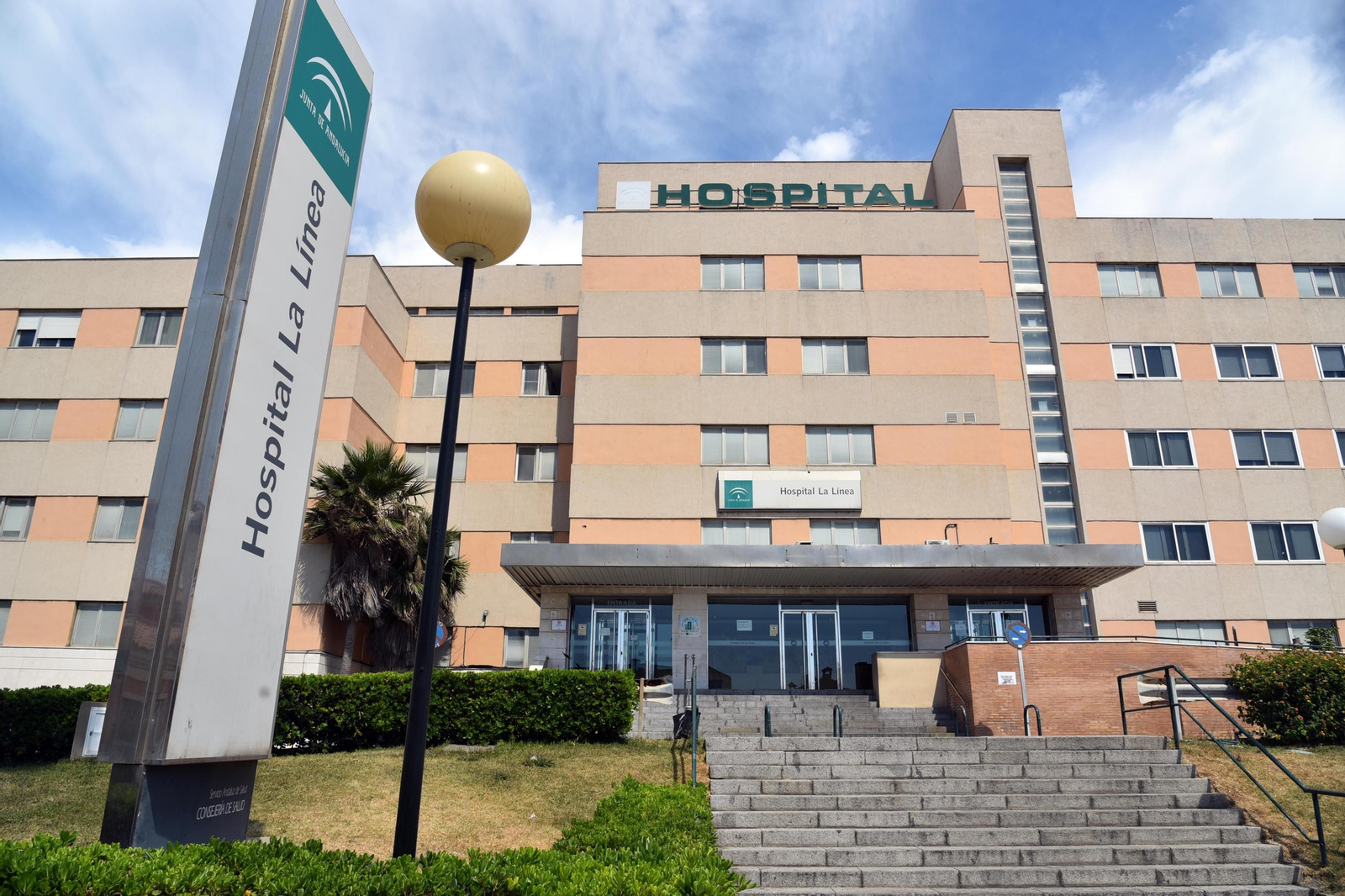 Fachada del antiguo Hospital de La Línea, clausurado en junio de 2018.