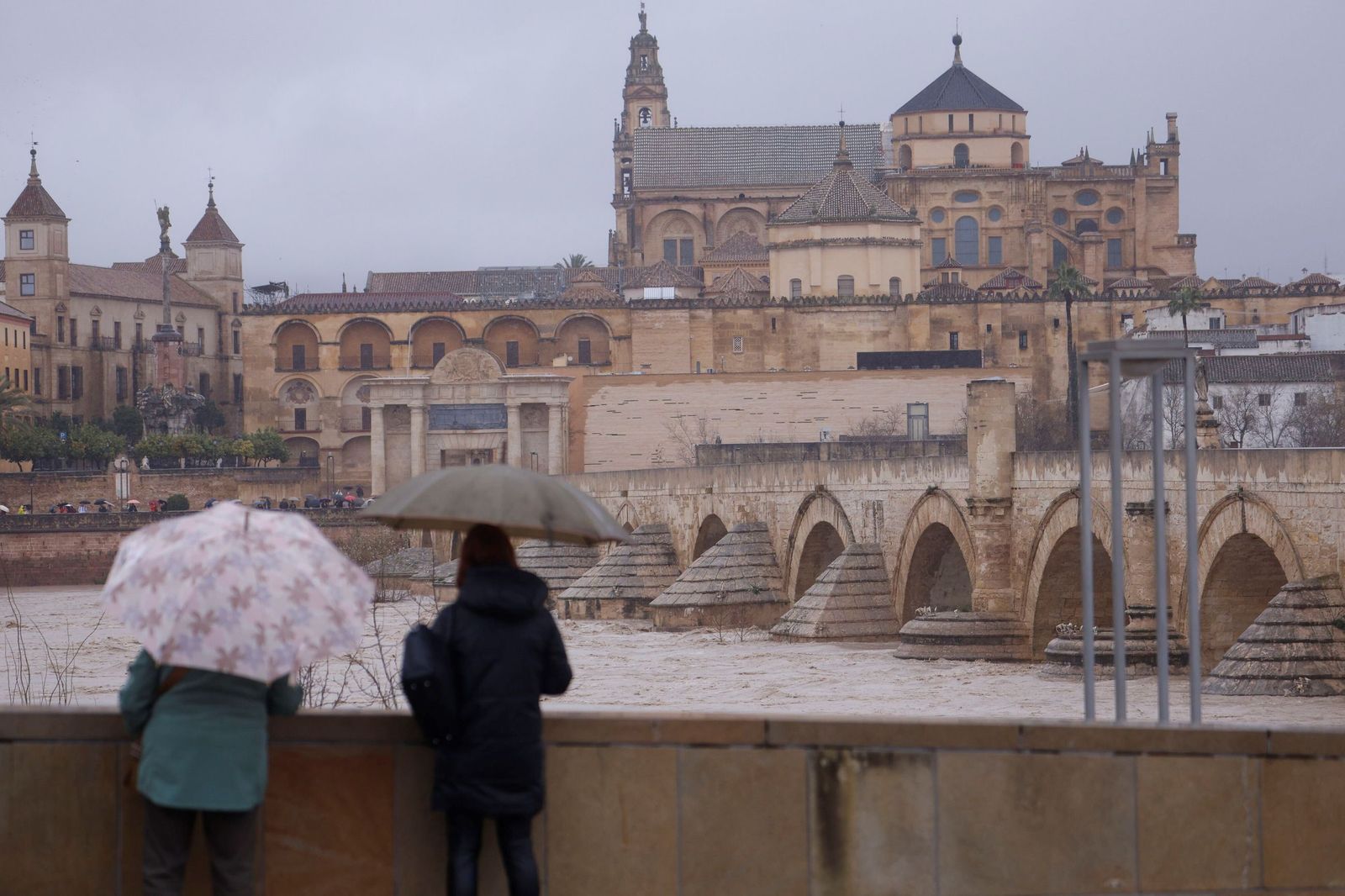 Así se muestra el río Guadalquivir a su paso por Córdoba a la espera de otra crecida