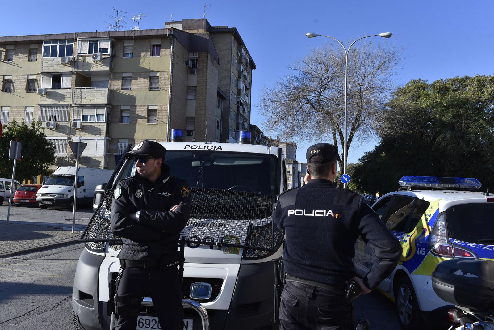 La Policía, que colaboró en la redada, mantenía ayer un dispositivo en el Polígono Sur de Sevilla poco después de los registros.