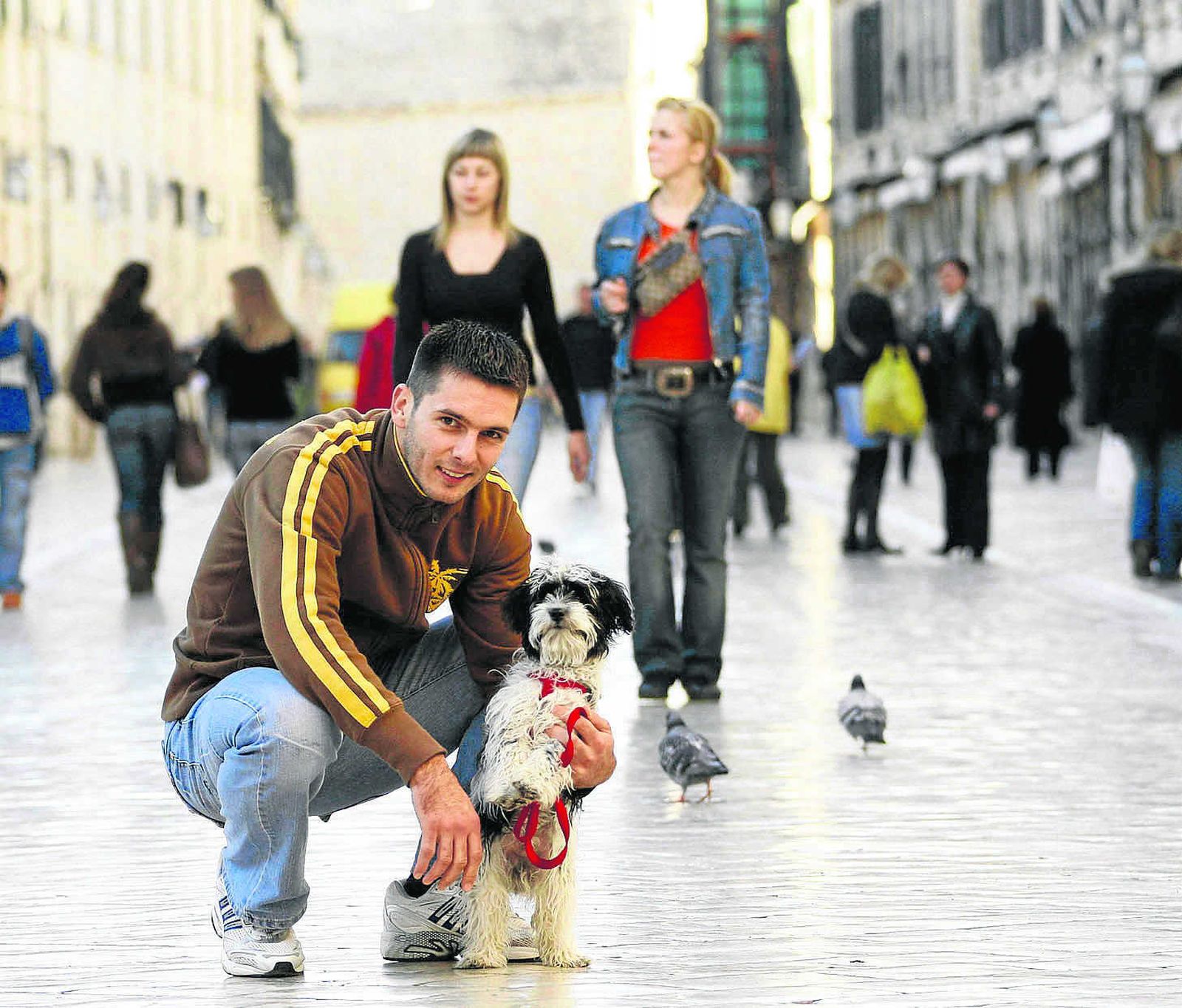 Spahic, en una imagen en Sarajevo cuando fichó por el Sevilla en 2011.