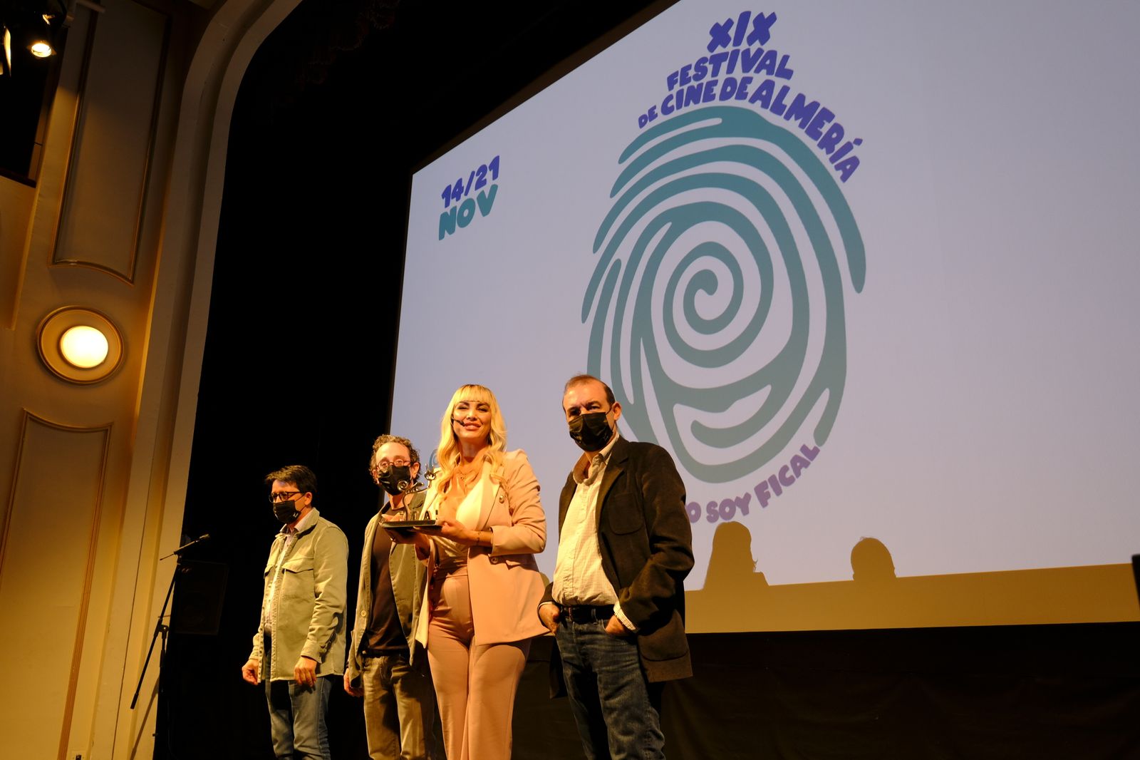 Daniela Santiago y David Troncoso recogen el Premio Filming Almería por la serie sobre la Veneno.