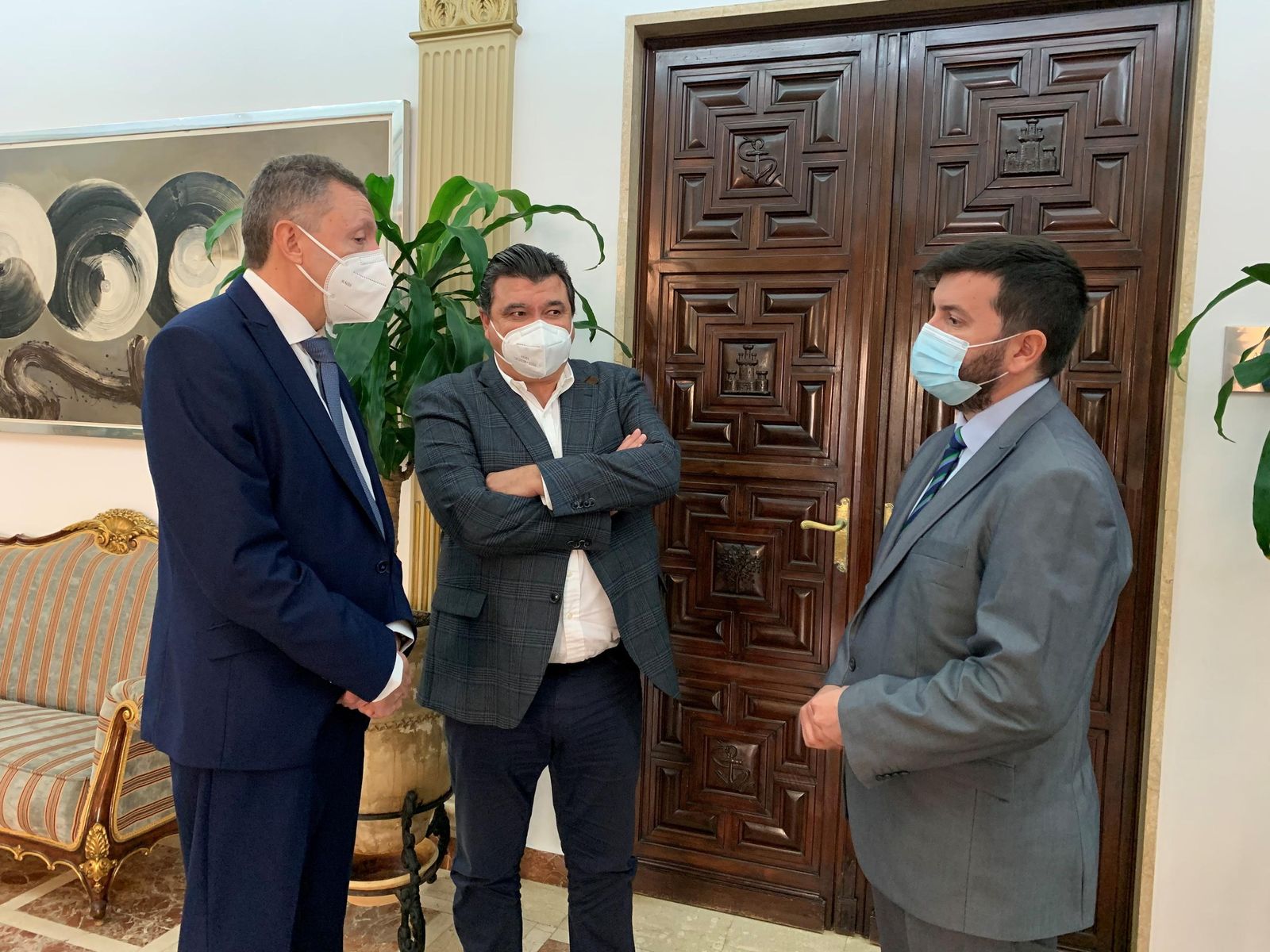 Francisco García Soriano junto con el alcalde de Huelva, Gabriel Cruz.