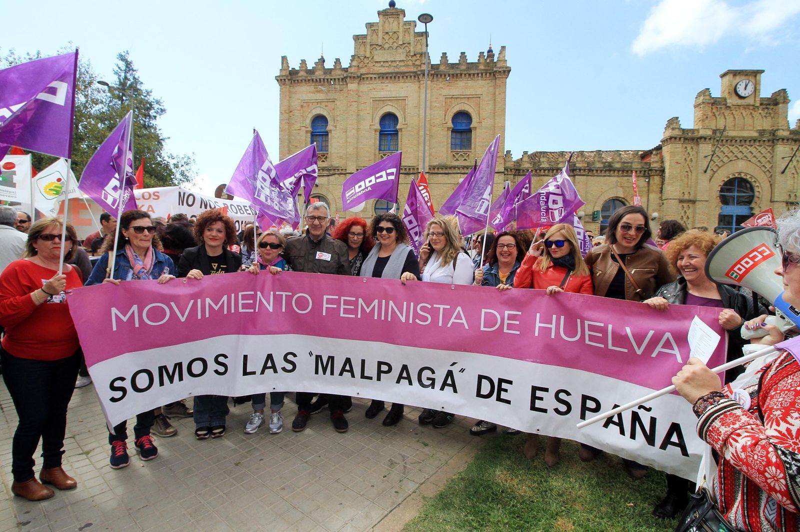 La marea del 1 de Mayo pide empleo de calidad y se tiñe de morado por la igualdad