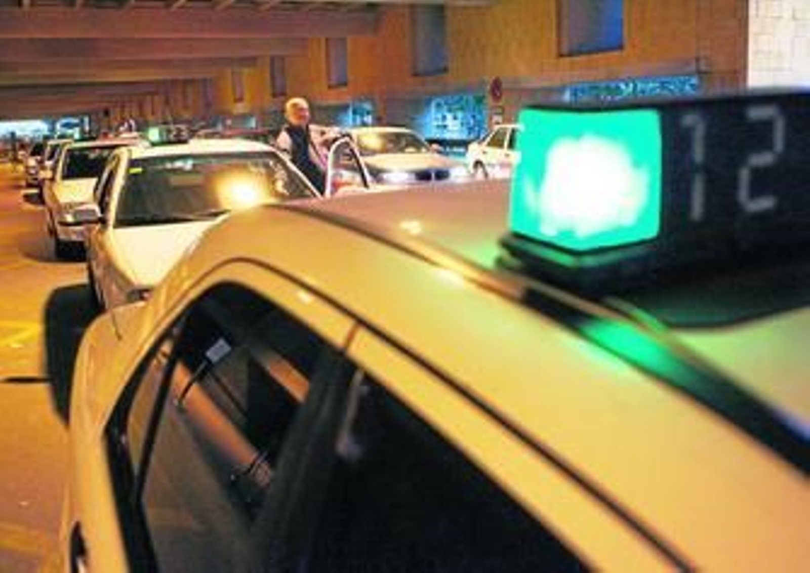 Taxis en la parada del aeropuerto, en una imagen de archivo.