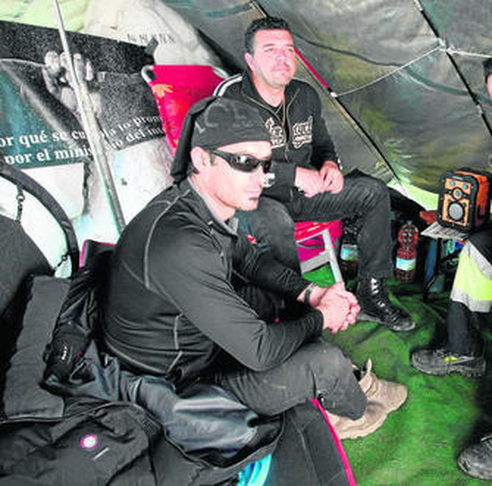 Miguel Guerrero y José Vega, en la tienda de campaña instalada en la rotonda de Botafuegos.
