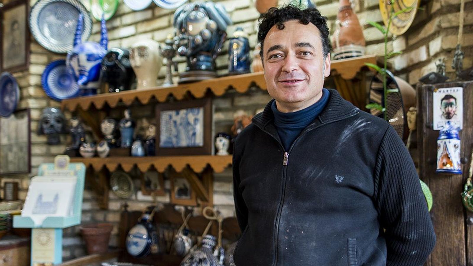 Pablo Tito en su tienda taller de la Plaza del Ayuntamiento.
