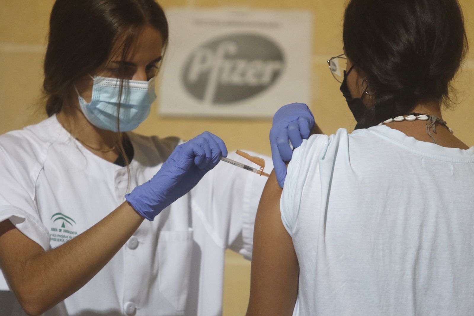 Una persona recibe la tercera dosis de la vacuna en Vista Alegre.