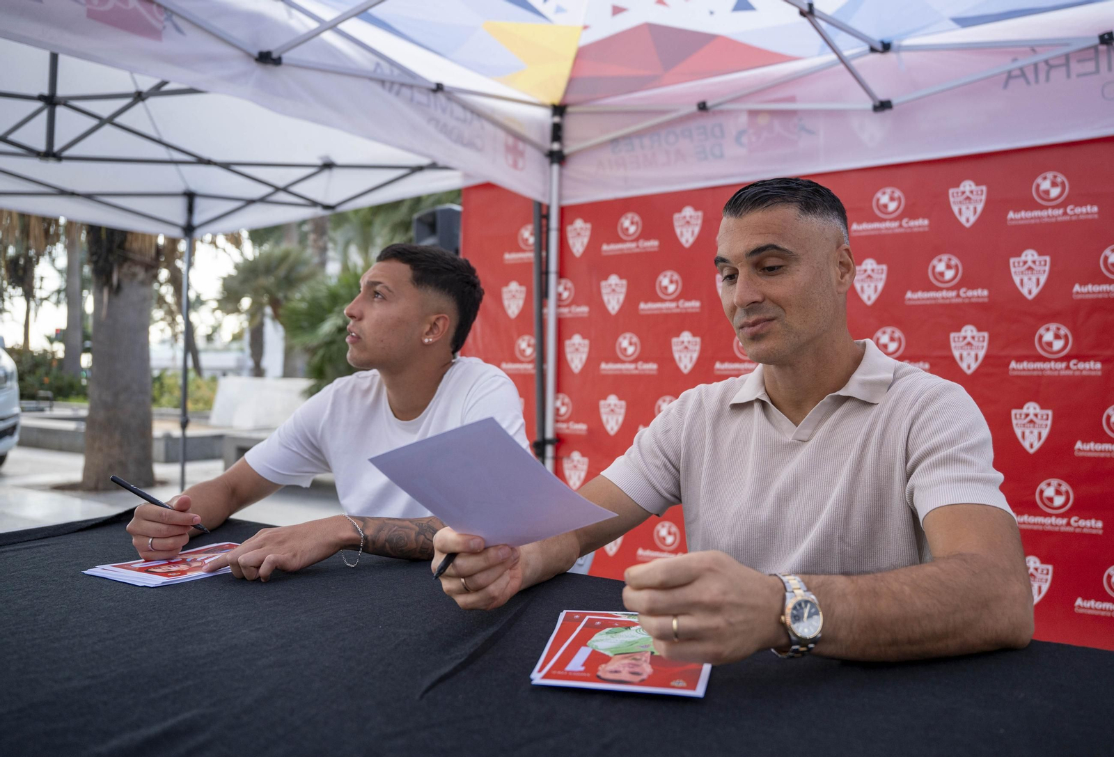 Los jugadores de la UDA Thalys y Andrés firman autógrafos