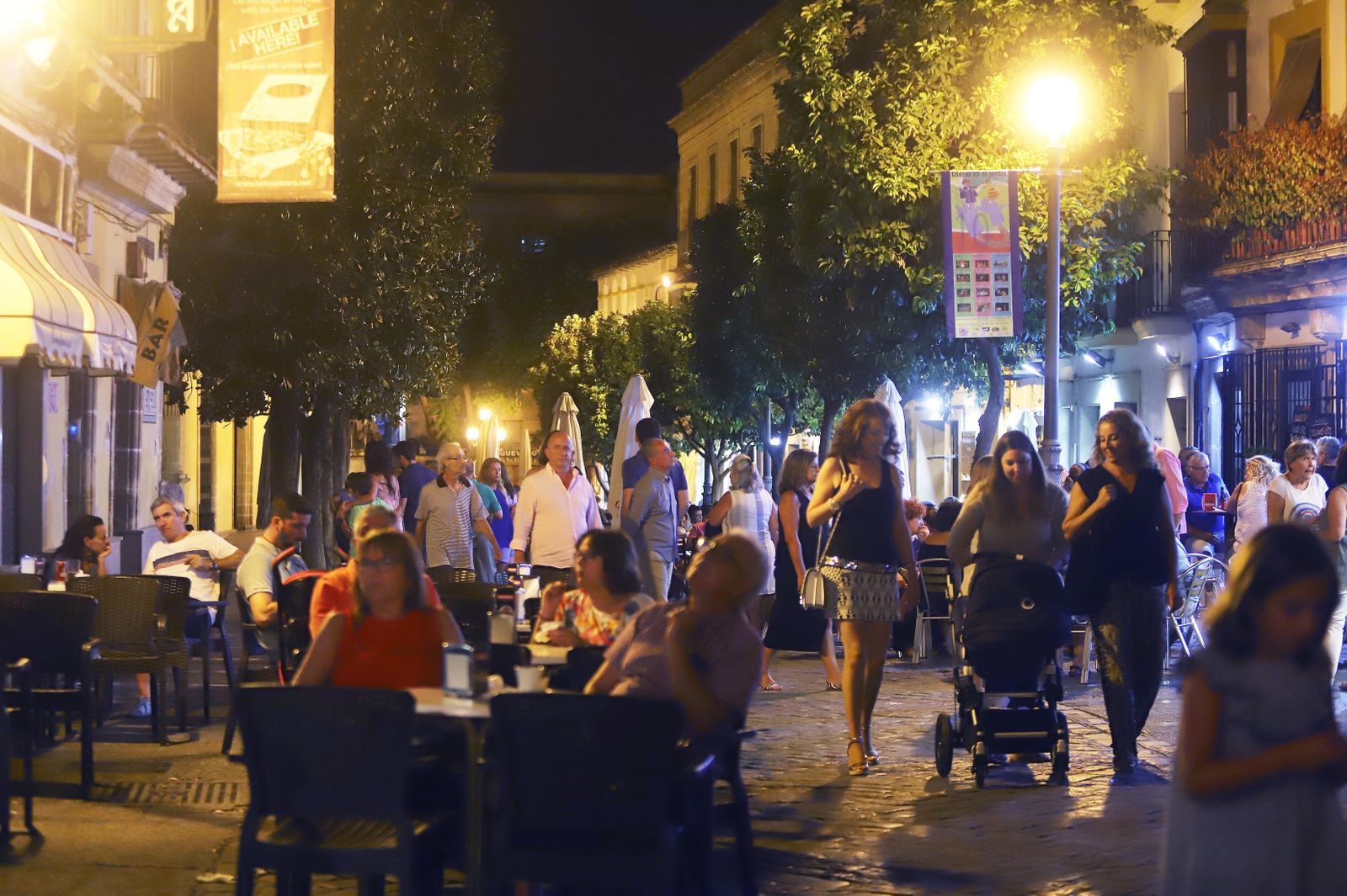 Ambiente nocturno en las terraza del centro