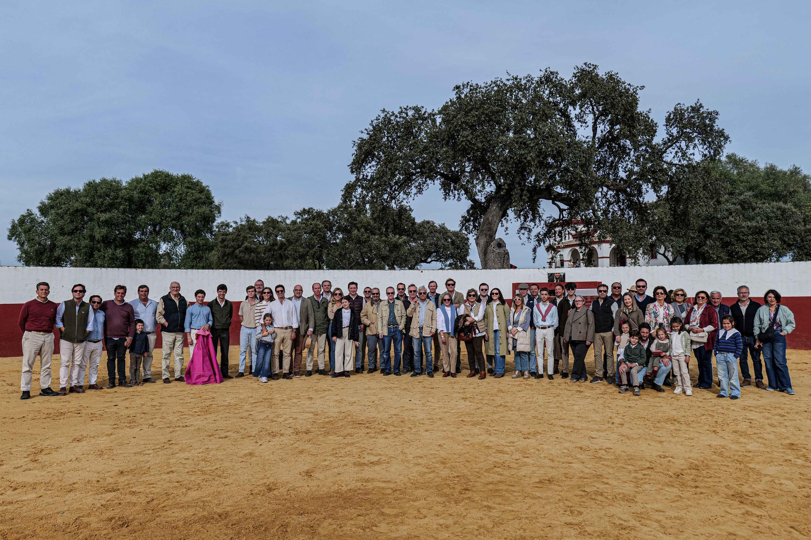 Foto de familia del Círculo Taurino Pablo Aguado en la plaza de tientas de Soto de la Fuente.