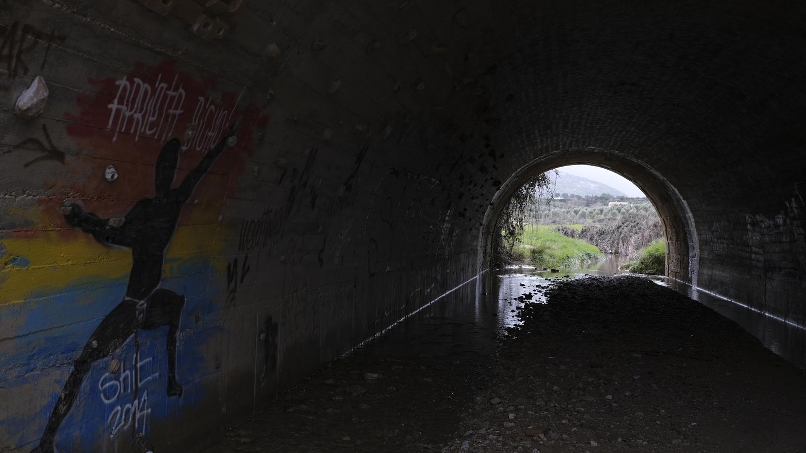Paso bajo un túnel del arroyo de las Culebras que solo lleva agua en temporada de lluvias. Paso bajo un túnel del arroyo de las Culebras que solo lleva agua en temporada de lluvias.