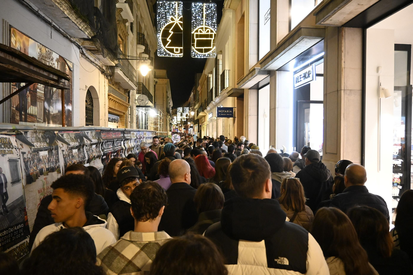 Imágenes del alumbrado navideño en las calles de Huelva