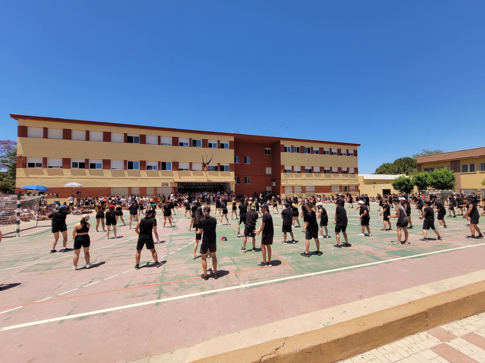 Alumnos del IES Gerald Brenan de Alhaurín de la Torre durante la coreografía.