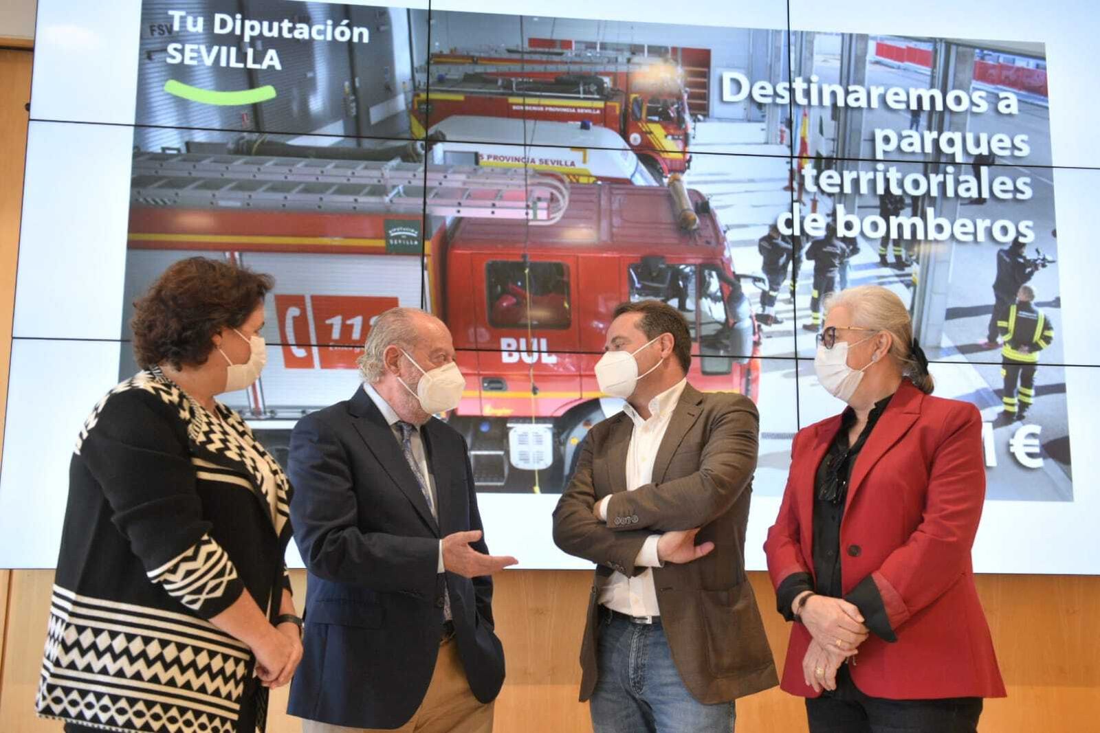 Villalobos con el portavoz del gobierno socialista y la diputada y la directora del área de Hacienda.