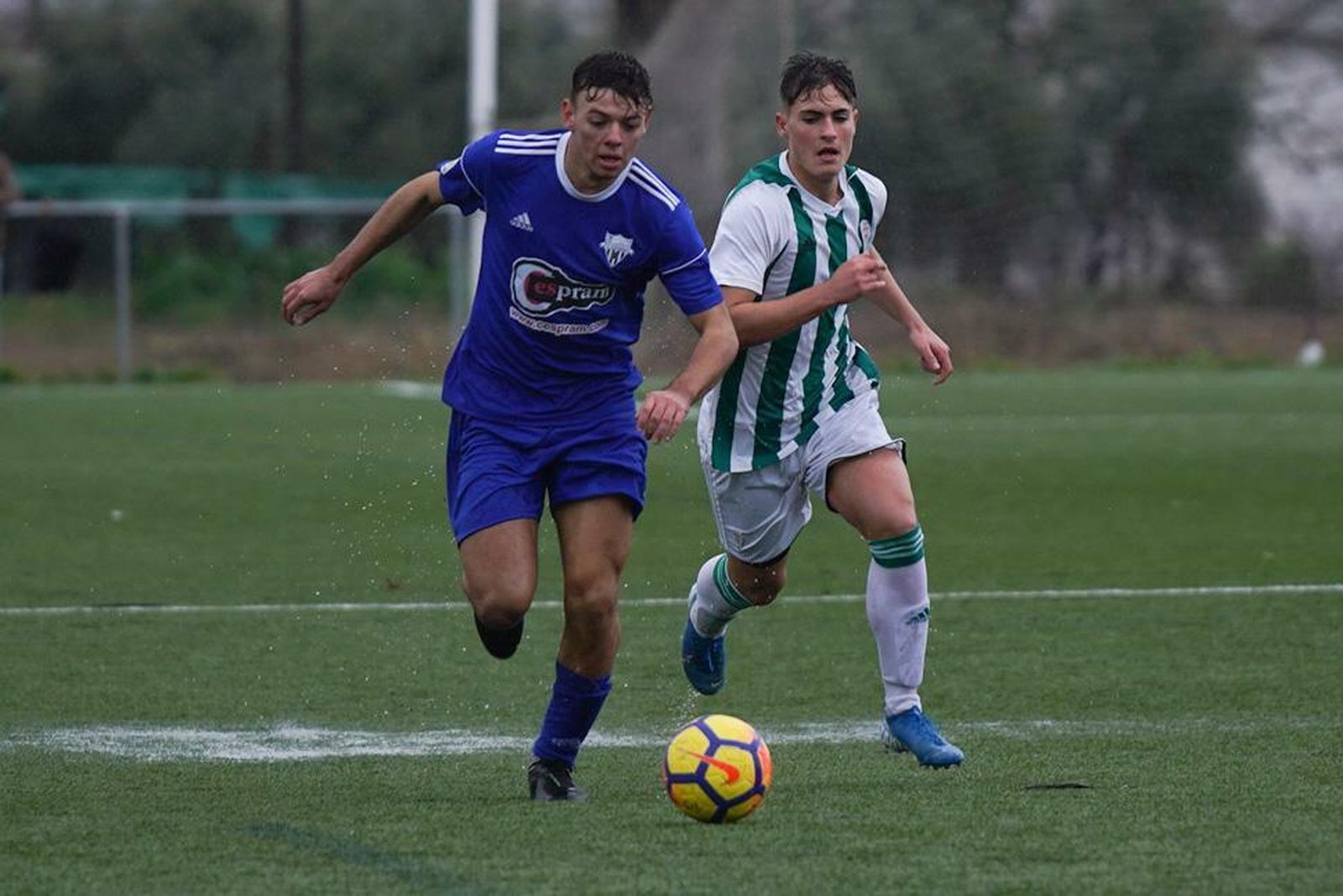 Un jugador del Córdoba trata de cortar el avance de un jugador del 26 de Febrero.