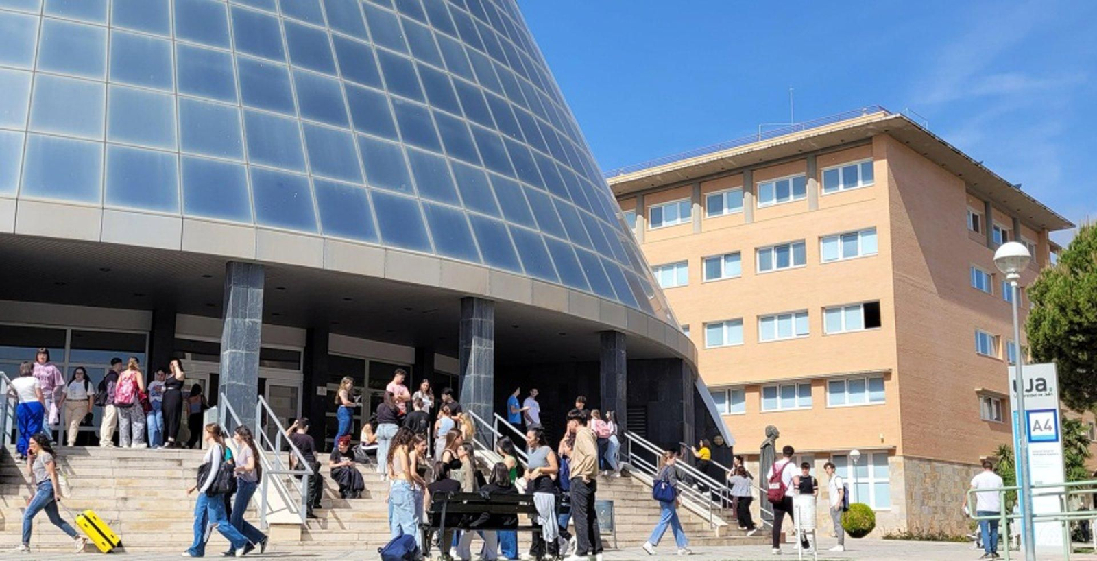 Alumnado de la Universidad de Jaén en el campus de Las Lagunillas.