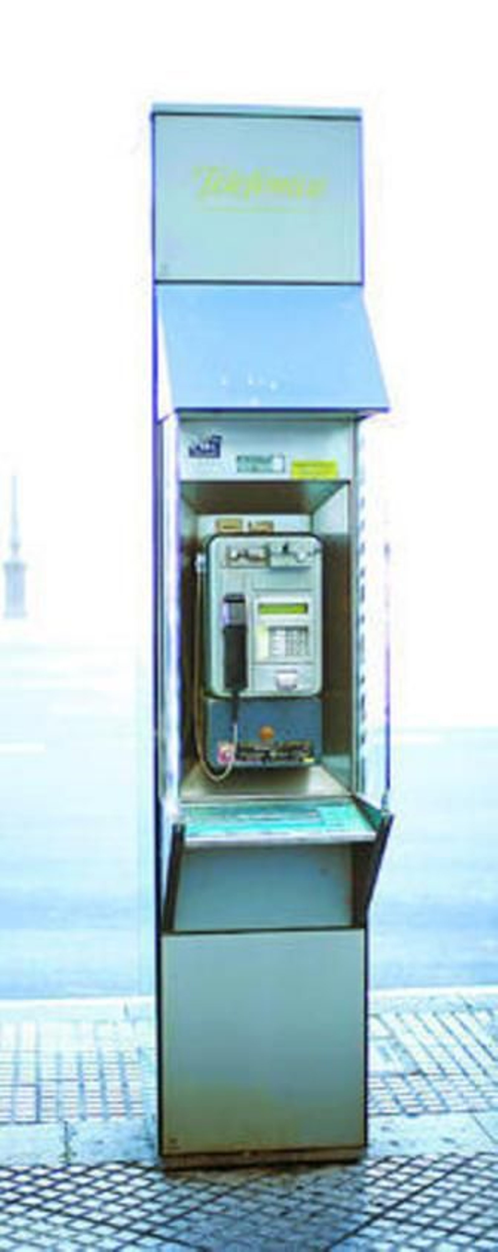 Una de las pocas cabinas de teléfono que aún existen en Cádiz capital.