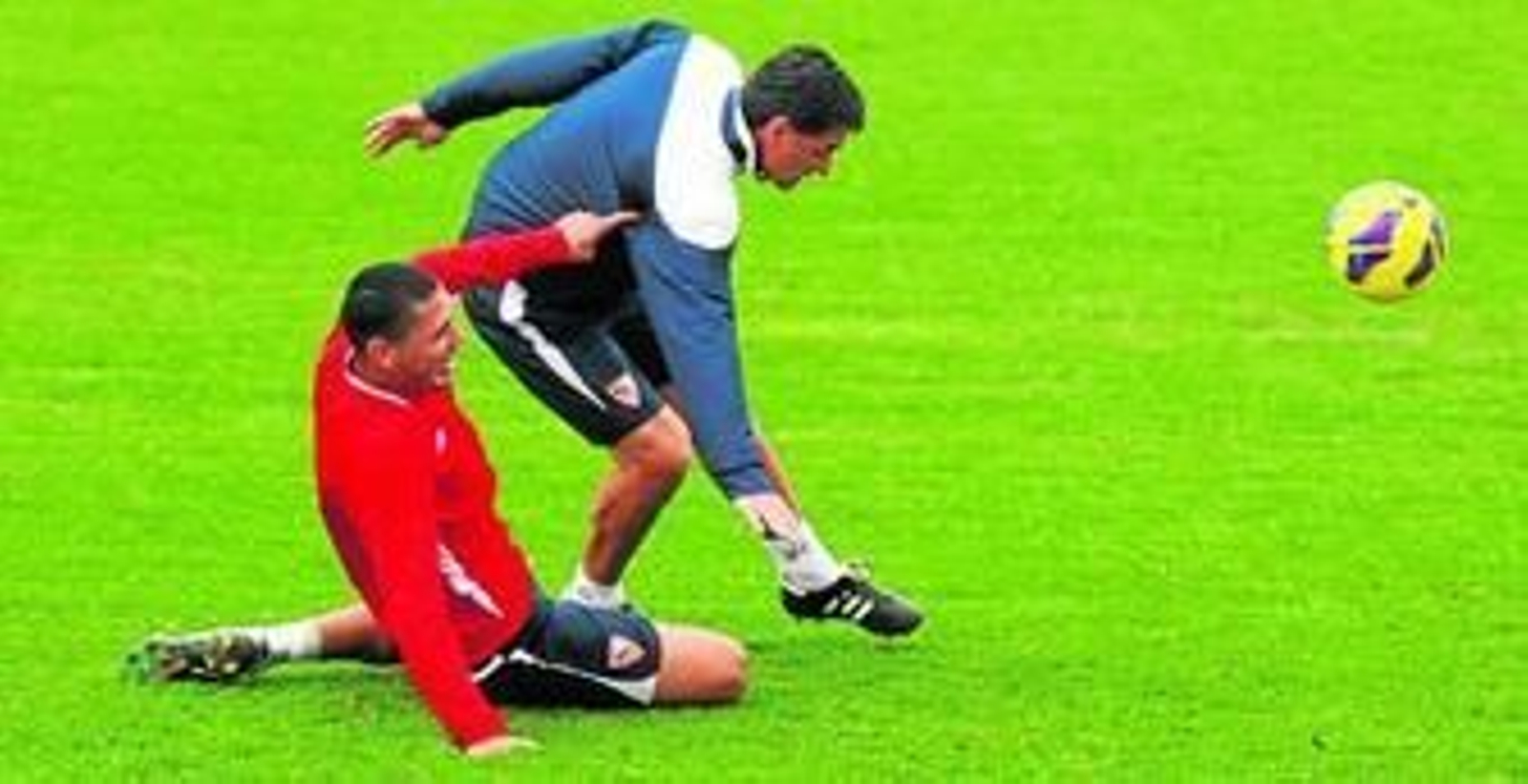 Maduro, sonriente, le realiza una entrada a Míchel durante un rato de distensión en el entrenamiento de ayer.