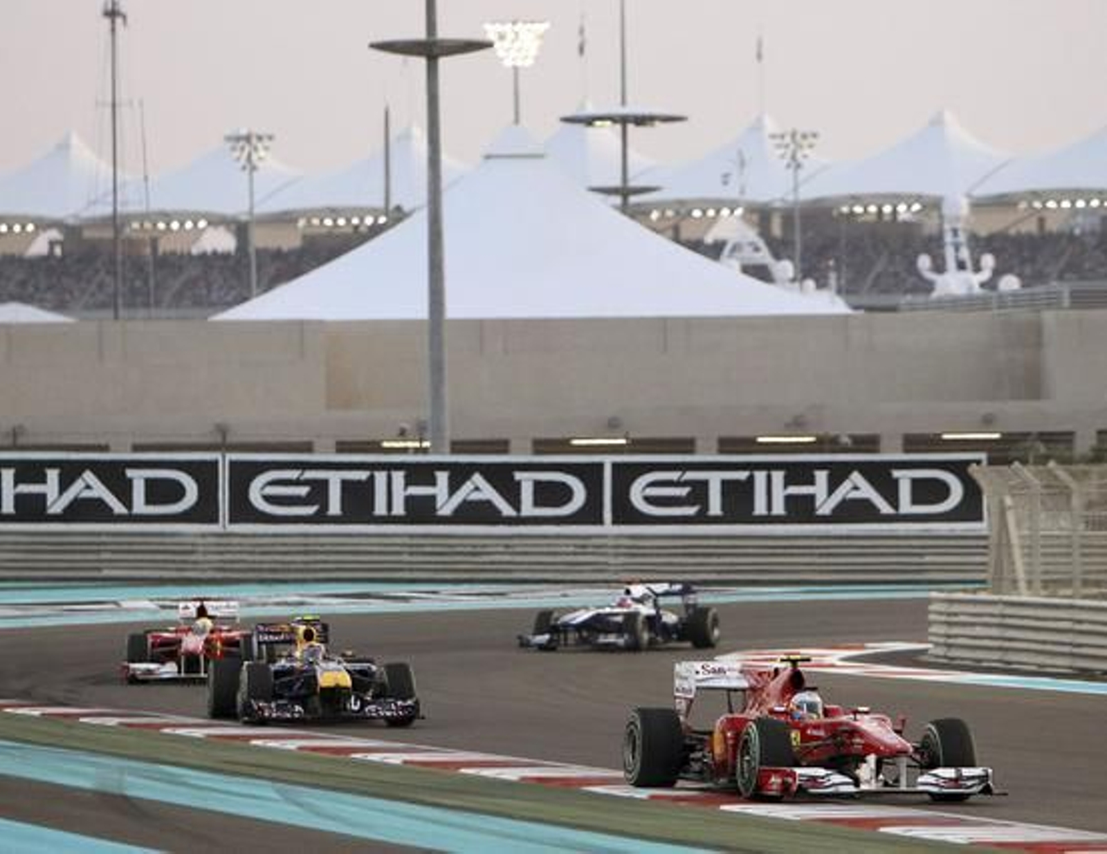 Fernando Alonso, por delante de Mark Webber.

Foto: EFE