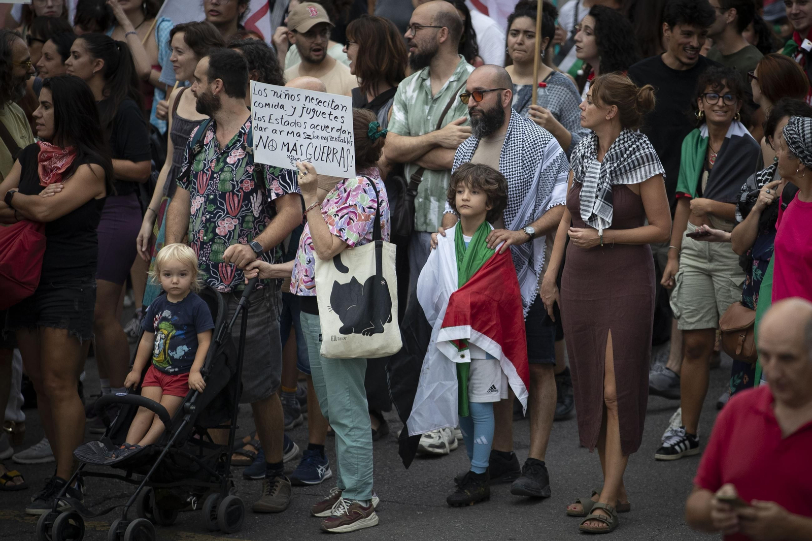 Fotos: 4.000 personas recorren el centro de Granada en una marcha contra la violencia en Gaza