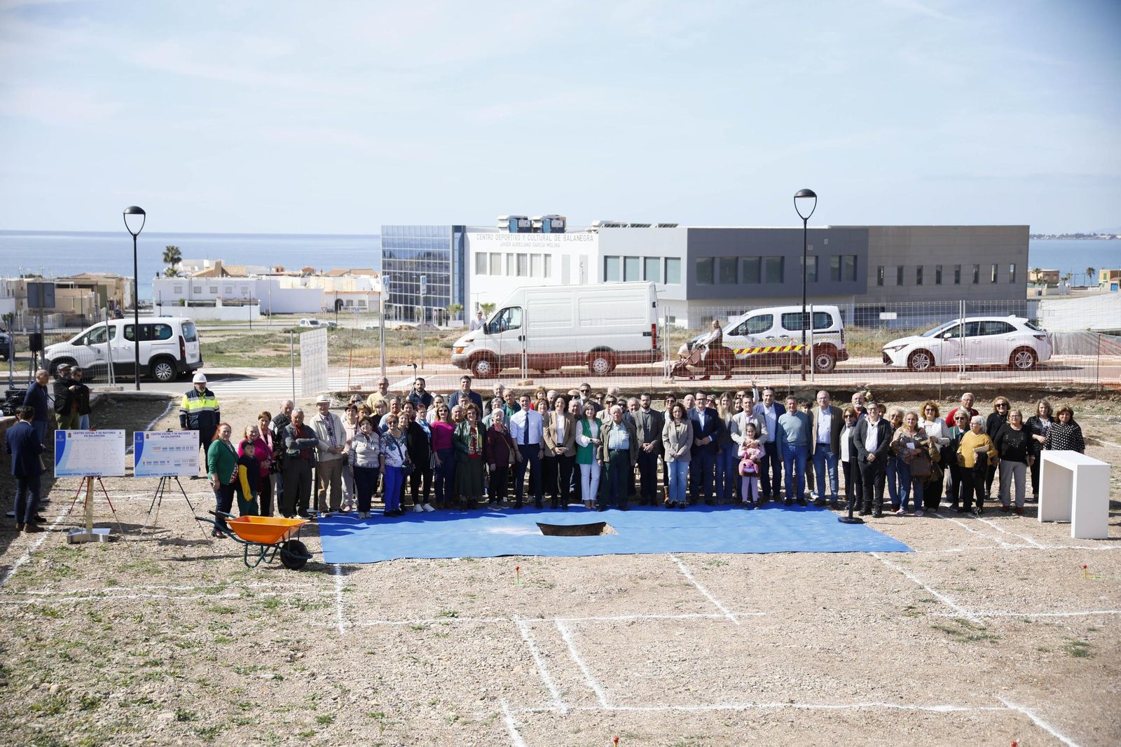 Las imágenes de la primera piedra del Centro de mayores en Balanegra