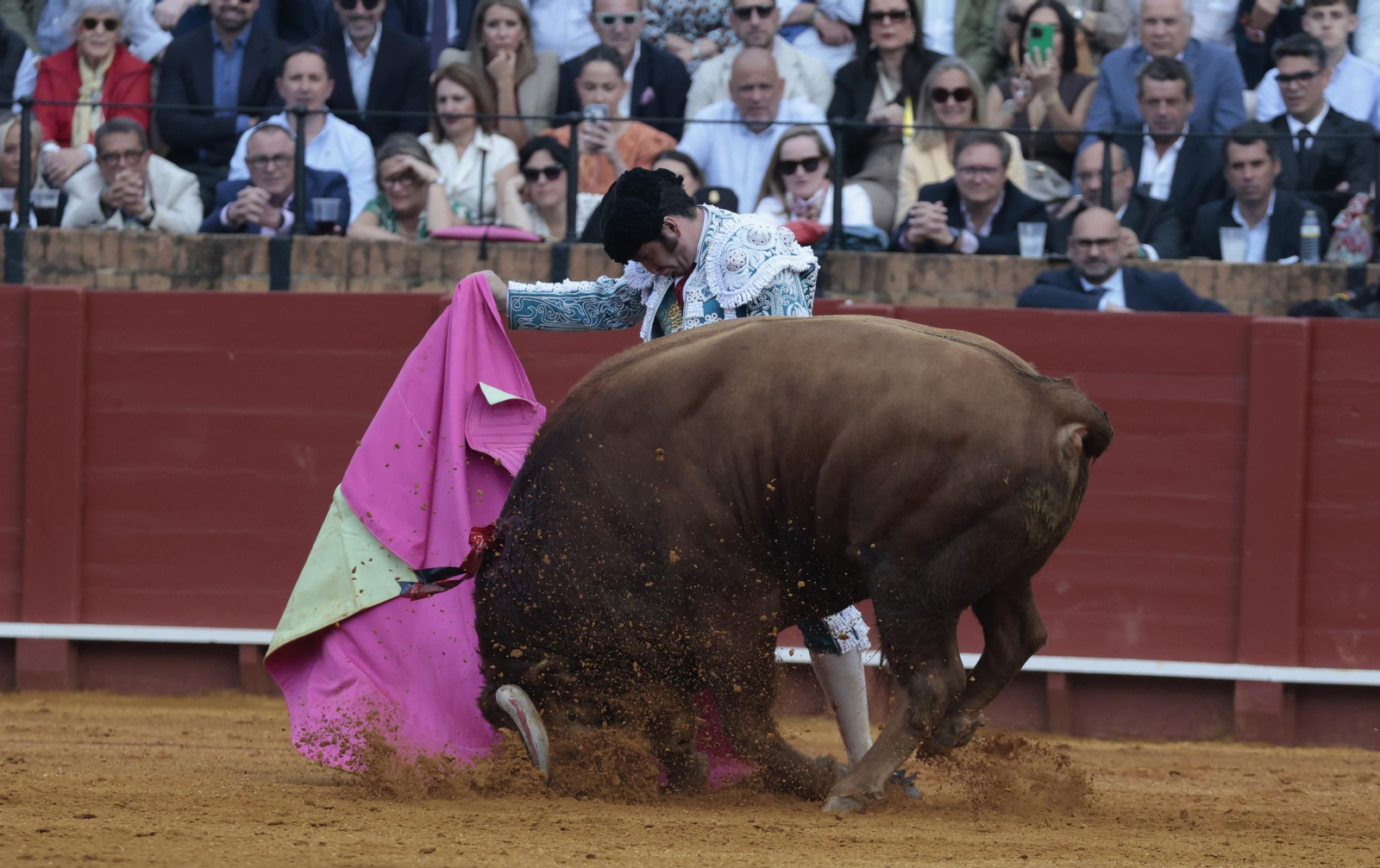 Las imágenes de los toros en Sevilla con Morante de la Puebla, José María Manzanares y Talavante