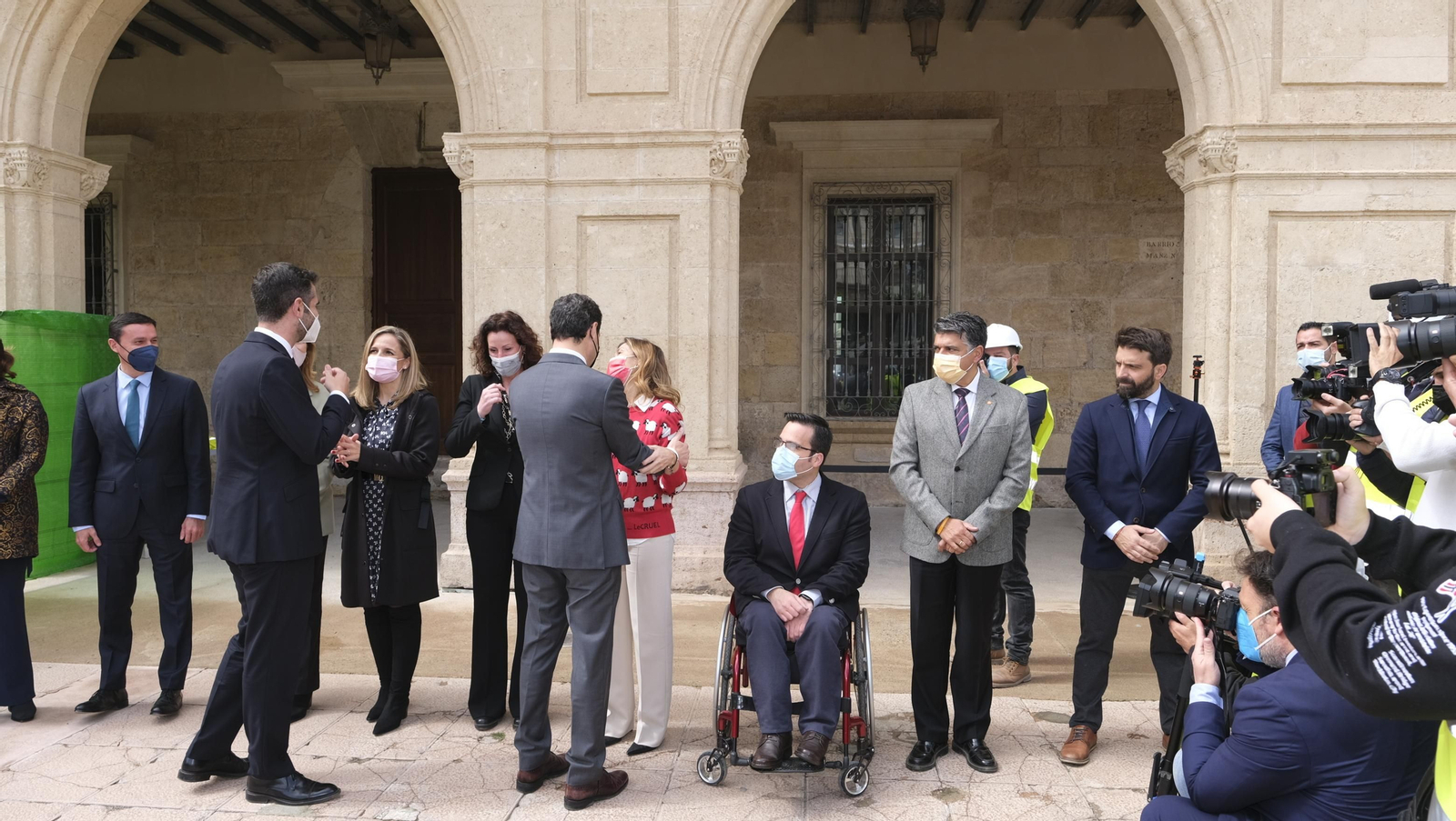 Fotogalería de la visita de Juanma Moreno a las obras del Ayuntamiento de Almería.