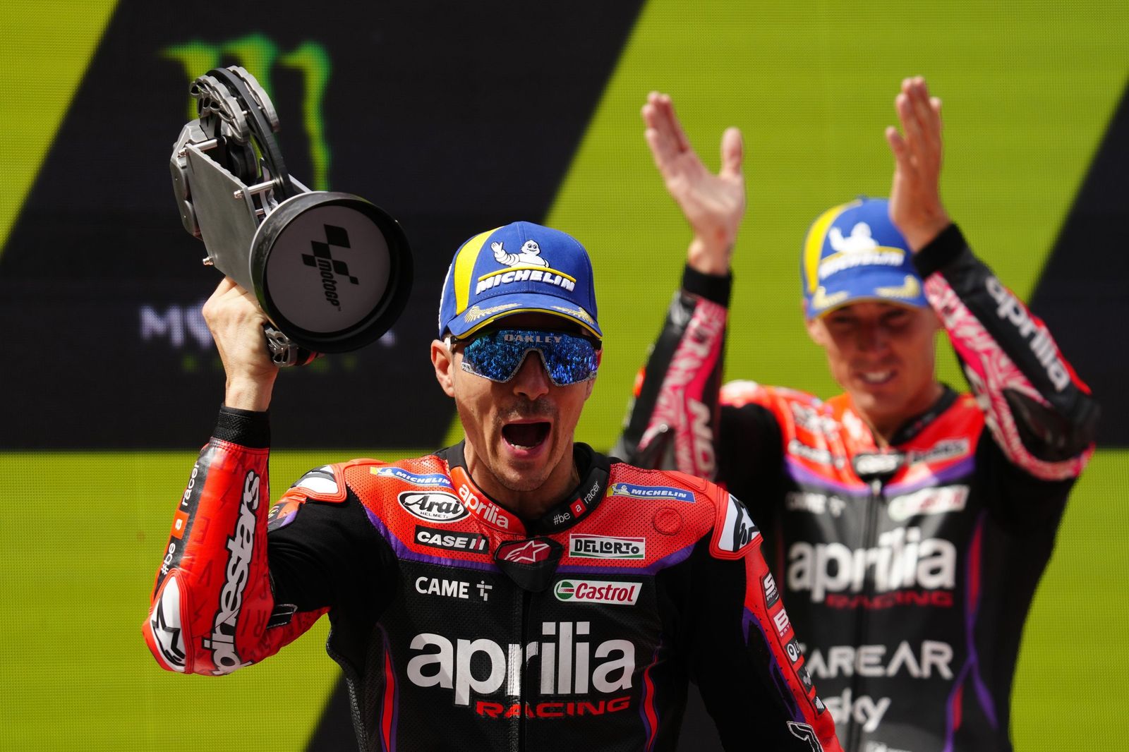 Las cariñosas fotos de Piqué, Clara Chía en el Mundial de Motos en Montmeló