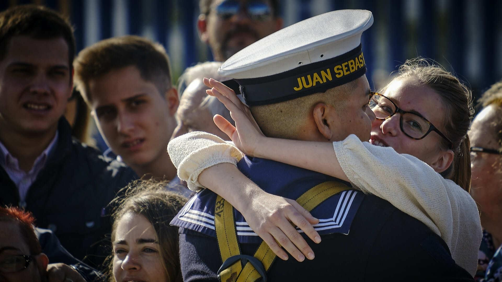 El buque escuela 'Juan Sebastián de Elcano' inicia su crucero de instrucción desde el muelle de Cádiz.