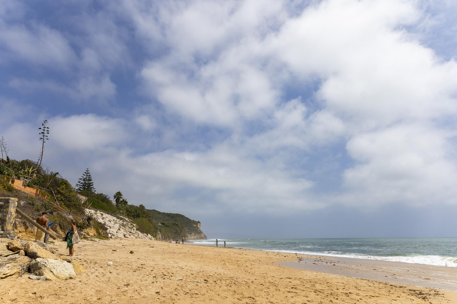 Las imágenes de la playa de los Caños tras el fuerte oleaje