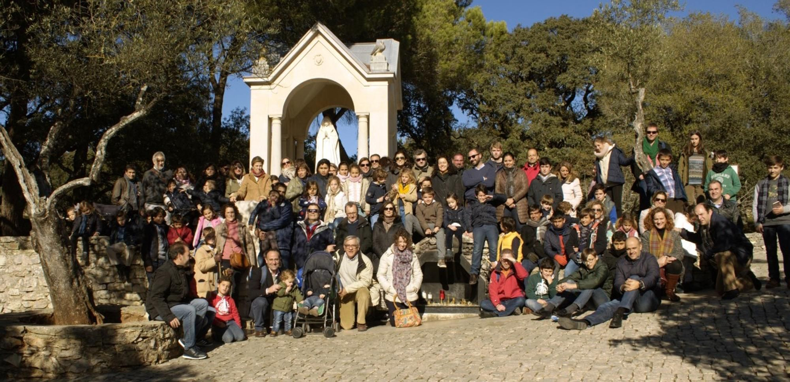 Los participantes en la peregrinación, junto al monumento a la Virgen de Fátima, han recorrido todos los rincones del santuario. Los participantes en la peregrinación, junto al monumento a la Virgen de Fátima, han recorrido todos los rincones del santuario.