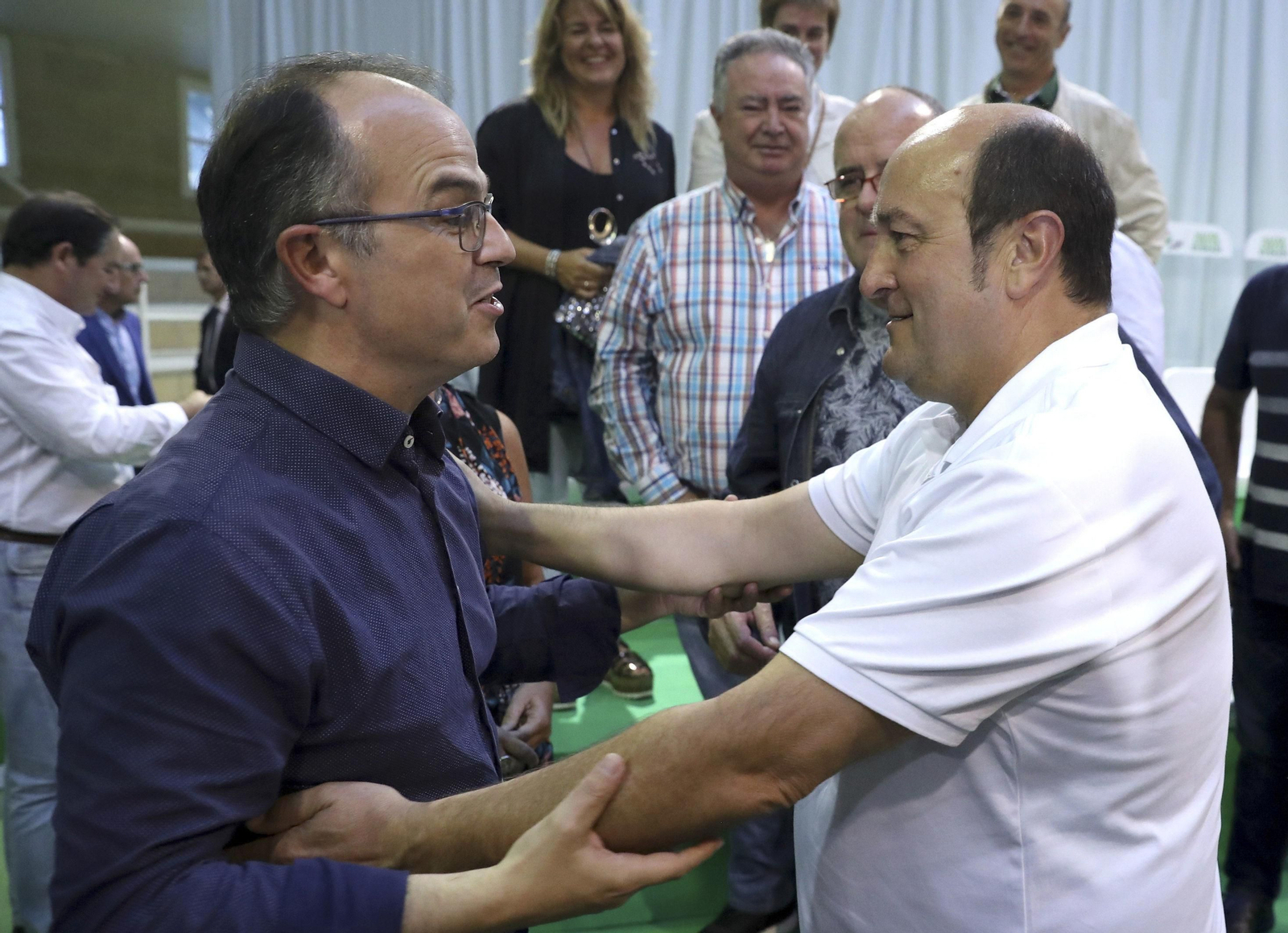 Imagen de archivo en la que Andoni Ortuzar saluda al consejero de la Presidencia de la Generalitat, Jordi Turull.
