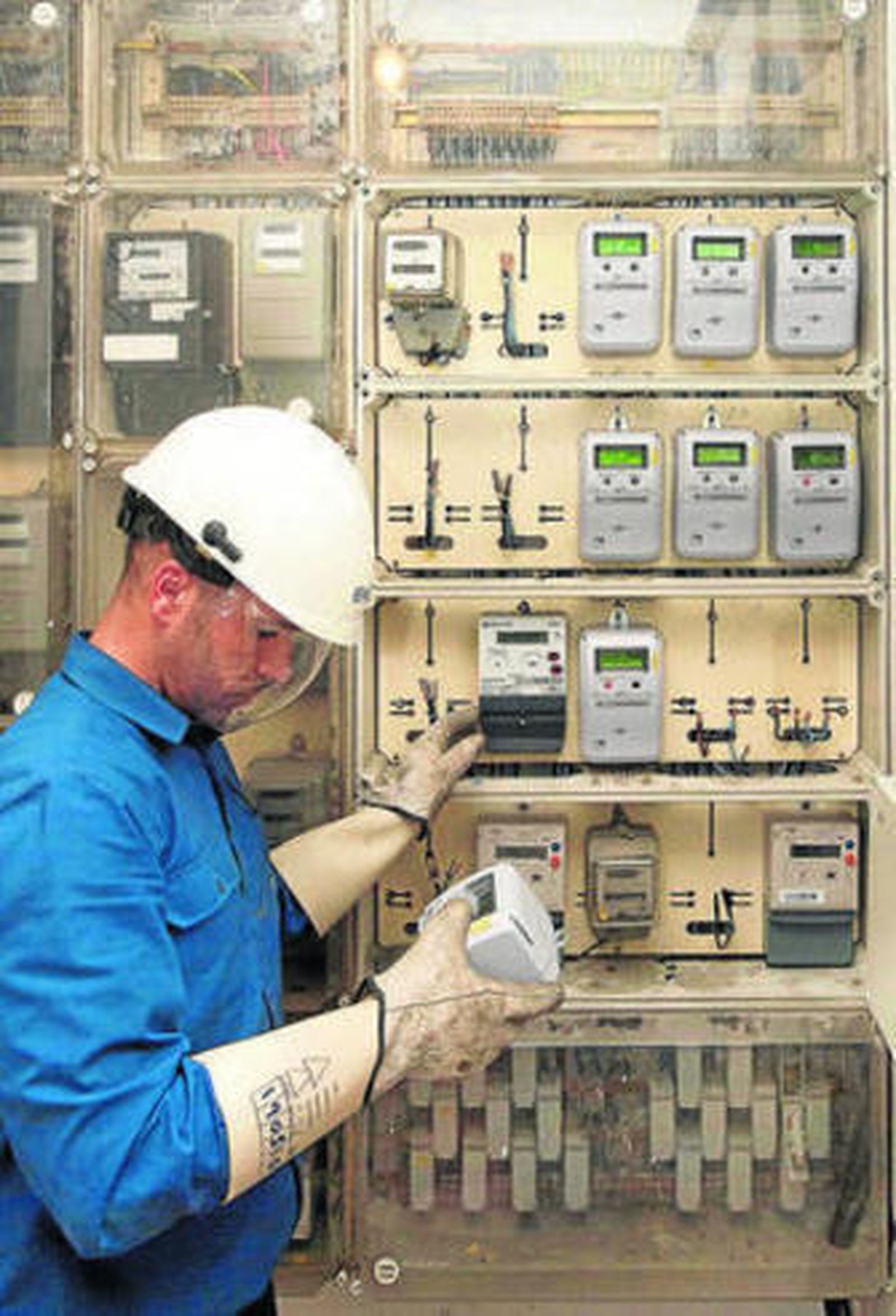 Un operario de Endesa manipula varios contadores de luz.
