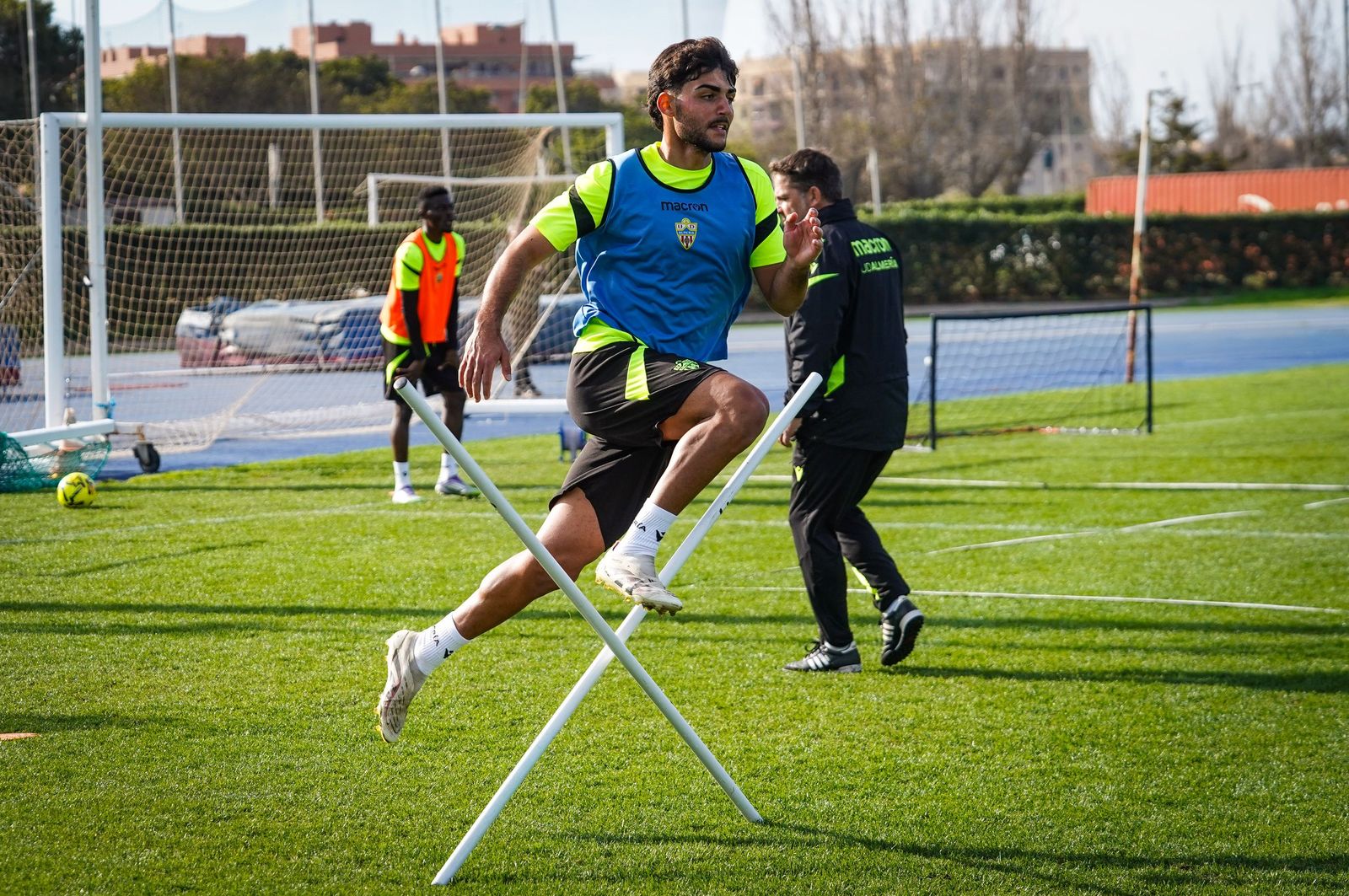 Edu Pla, central del fiial, está entrenando con el primer equipo ante la plaga de bajas en la demarcación