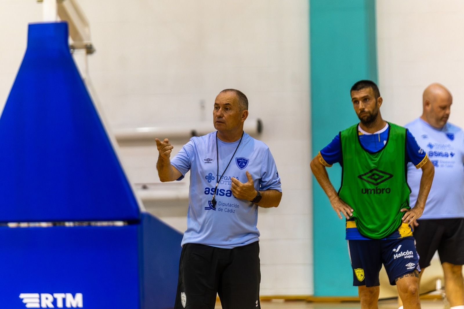 Gálvez se dirige a sus pupilos en una sesión preparatoria.