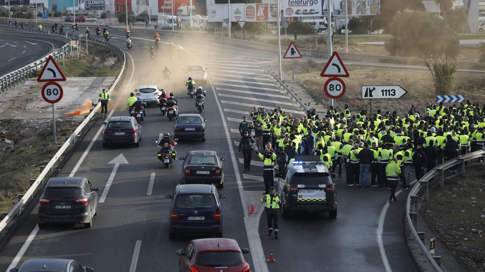 Imágenes del corte de la A-7 por los trabajadores de Acerinox en huelga, este viernes