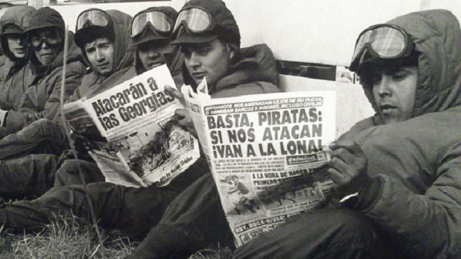 Soldados argentinos leyendo la prensa en los días previos al comienzo de la guerra.