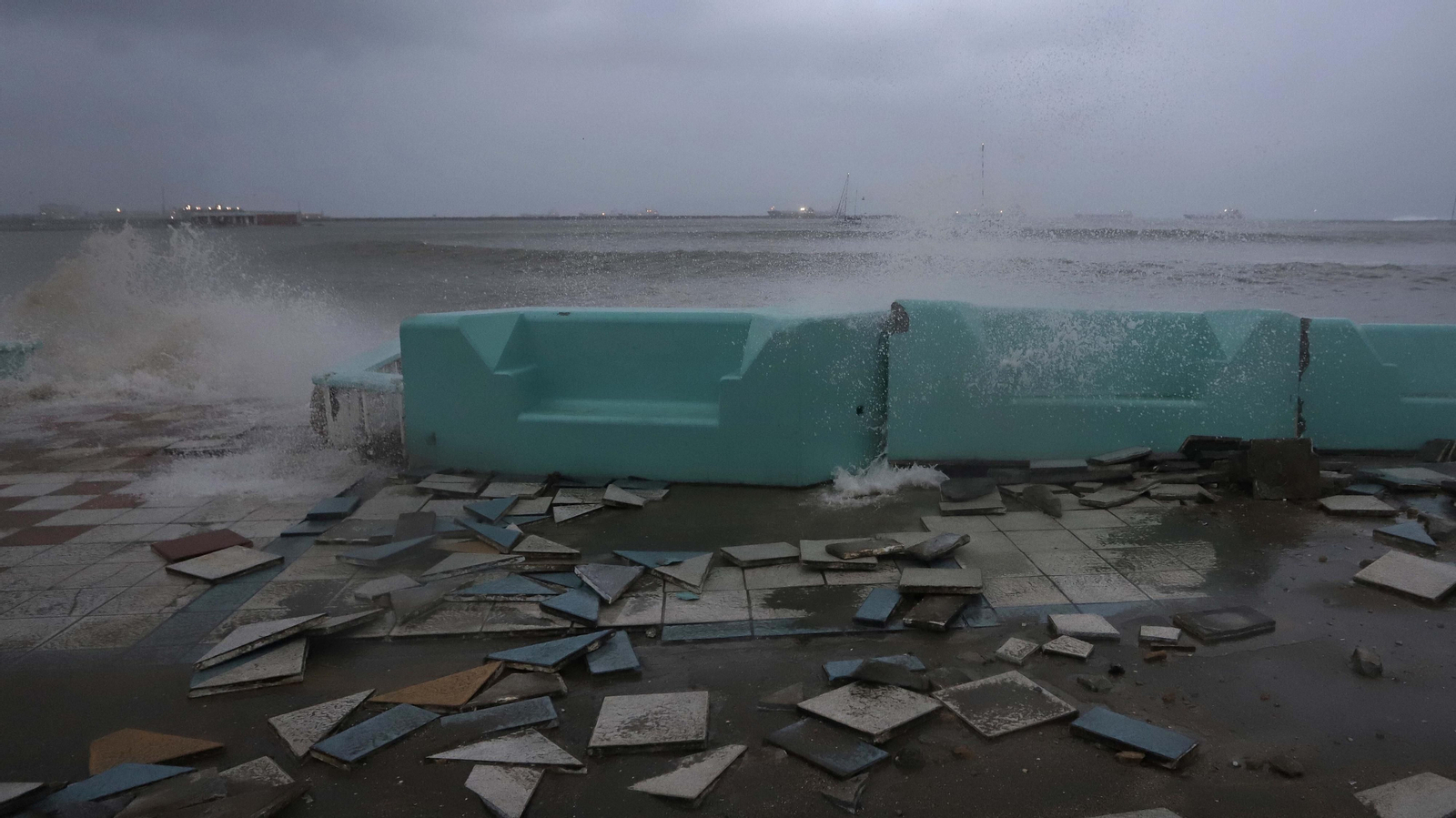 Fotos de los destrozos del temporal de levante en La Línea