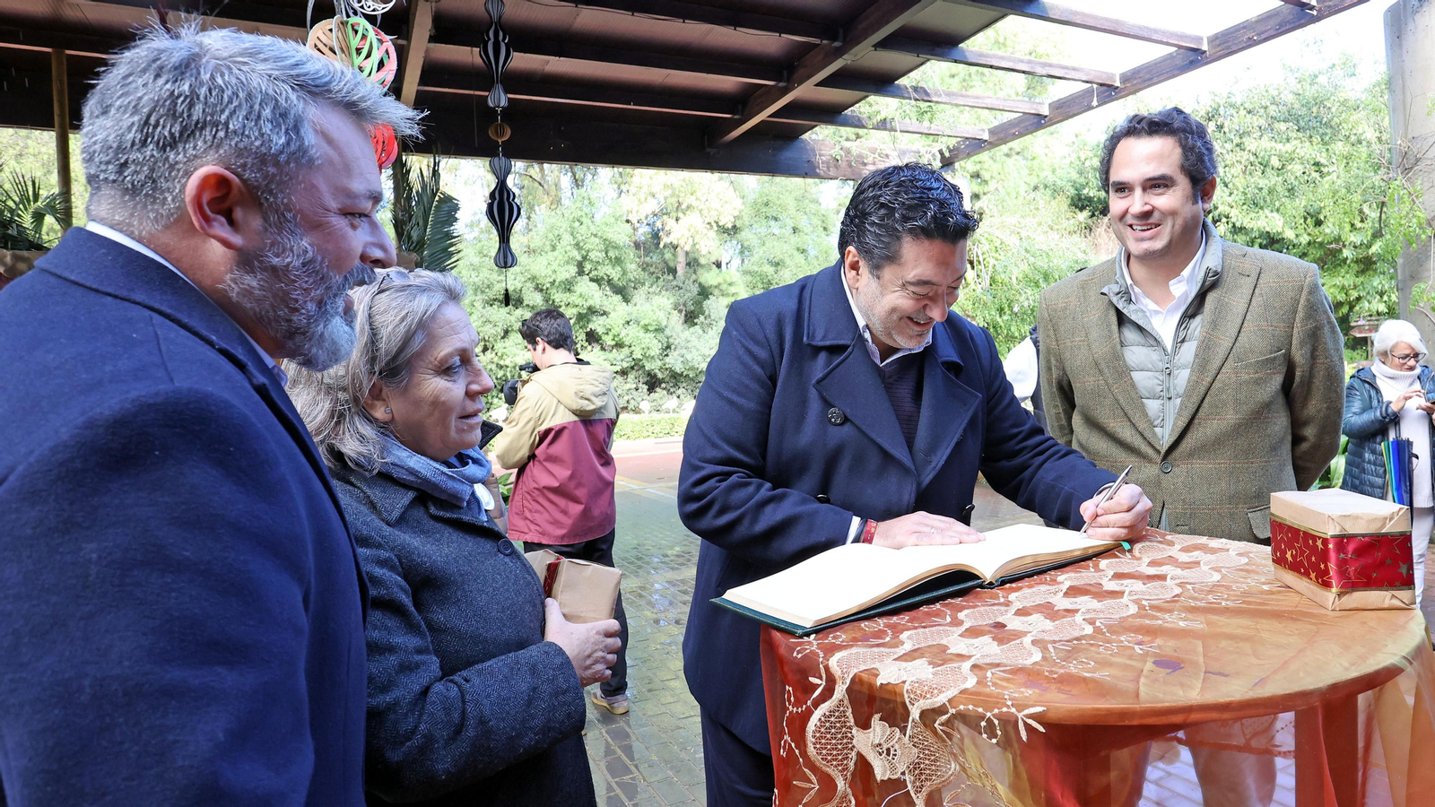 Asad recibe a los niños en el Zoo de Jerez