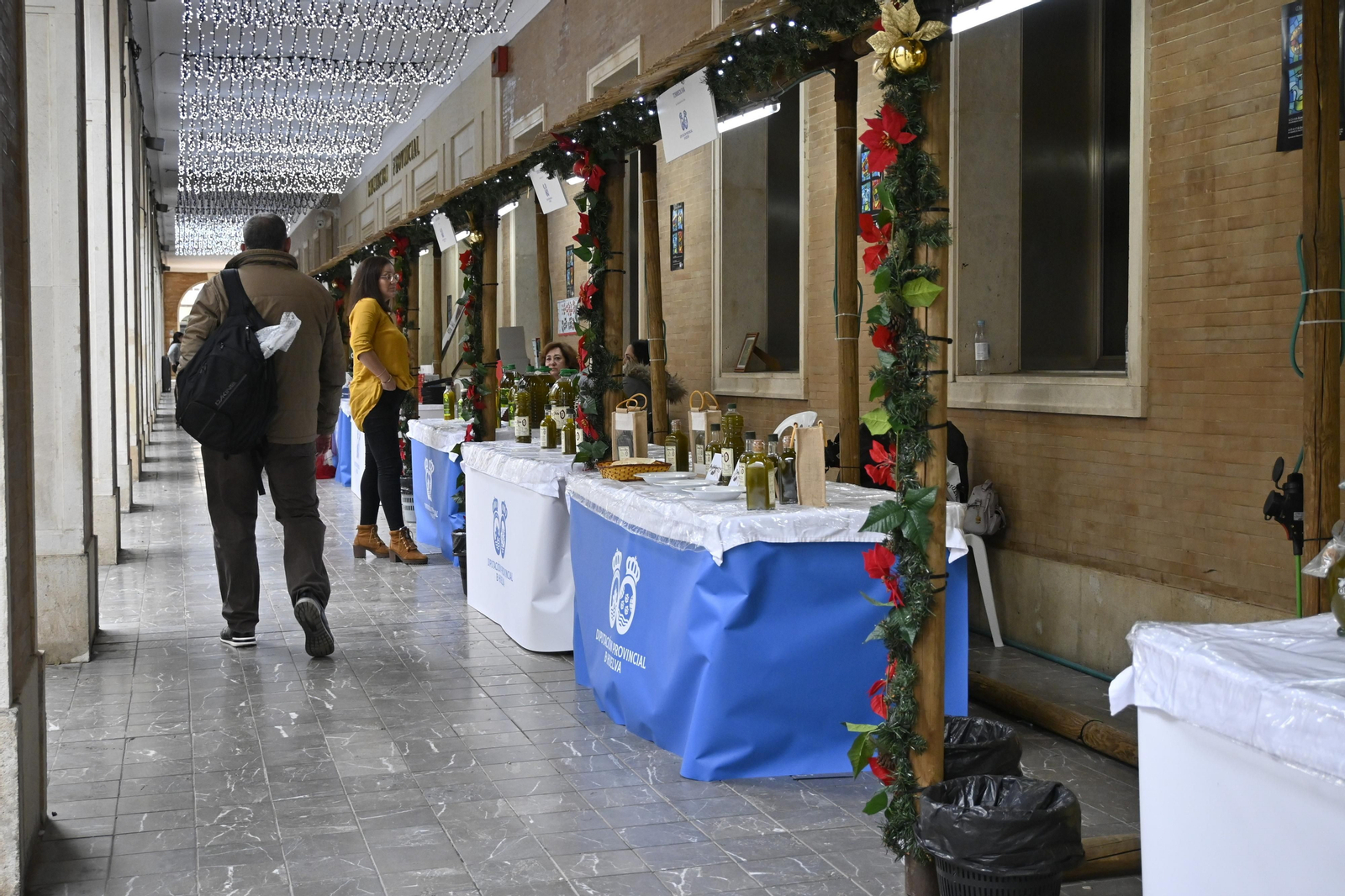 Stand de aceites en la Gran Vía de Huelva, en imágenes