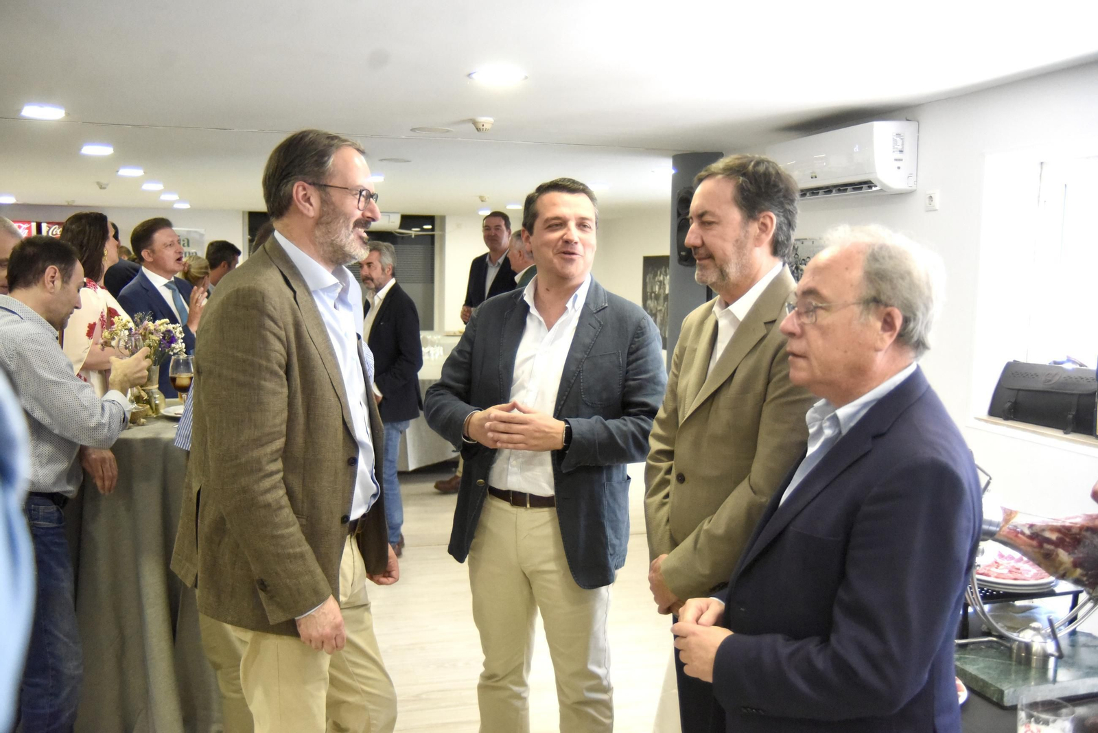 Las mejores imágenes de un lunes de Feria en Córdoba cargado de comidas de empresa y recepciones