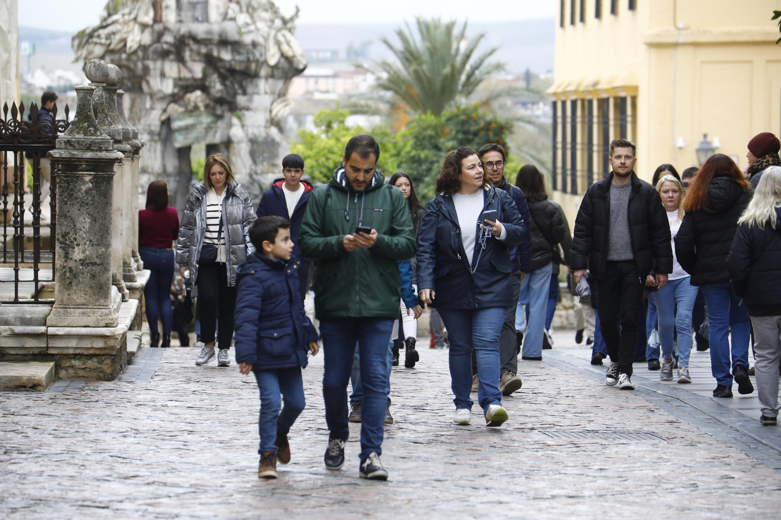 Los turistas abarrotan Córdoba por el Día de la Constitución, en imágenes