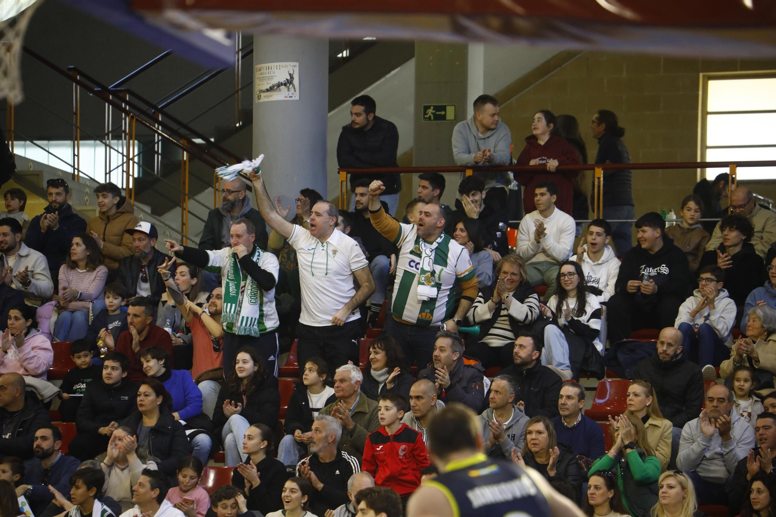 Las mejores fotos del ambiente en Vista Alegre para el Coto Córdoba - UDEA Algeciras