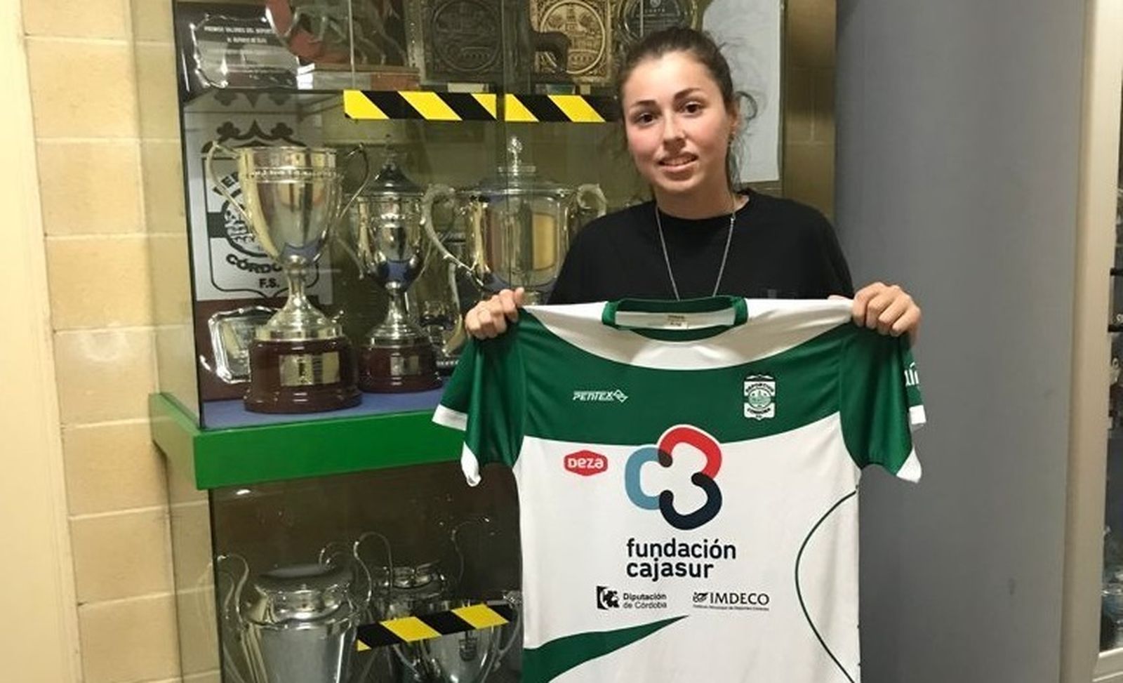 Yanira posa con la camiseta y los trofeos del Cajasur Deportivo Córdoba.
