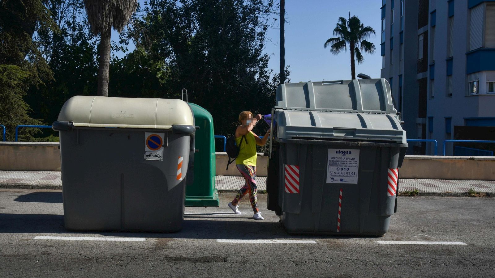 Una mujer deposita basura en un contenedor en Algeciras. Una mujer deposita basura en un contenedor en Algeciras.