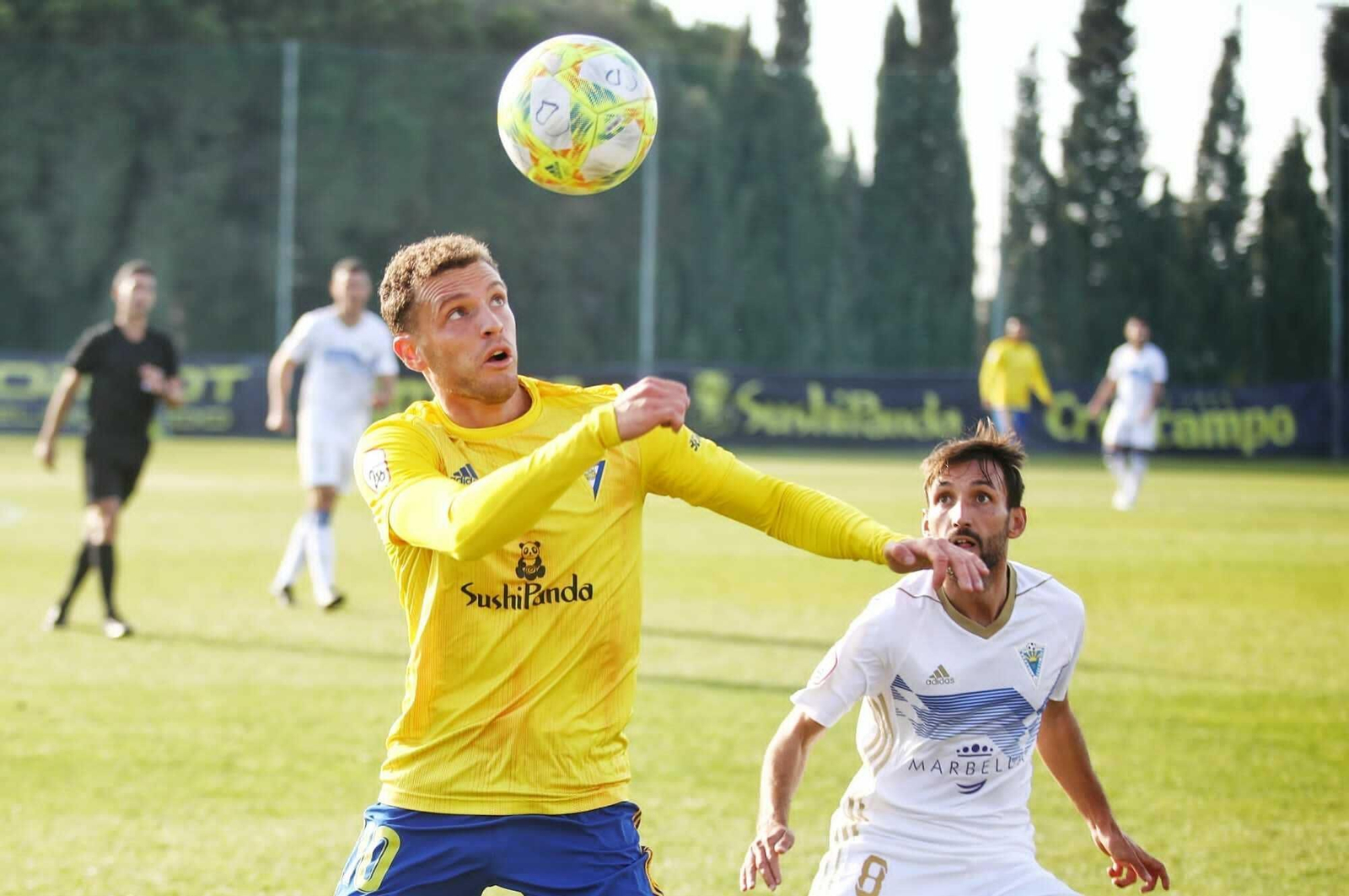 Jordi Tur prolonga de cabeza en presencia de Bernal.