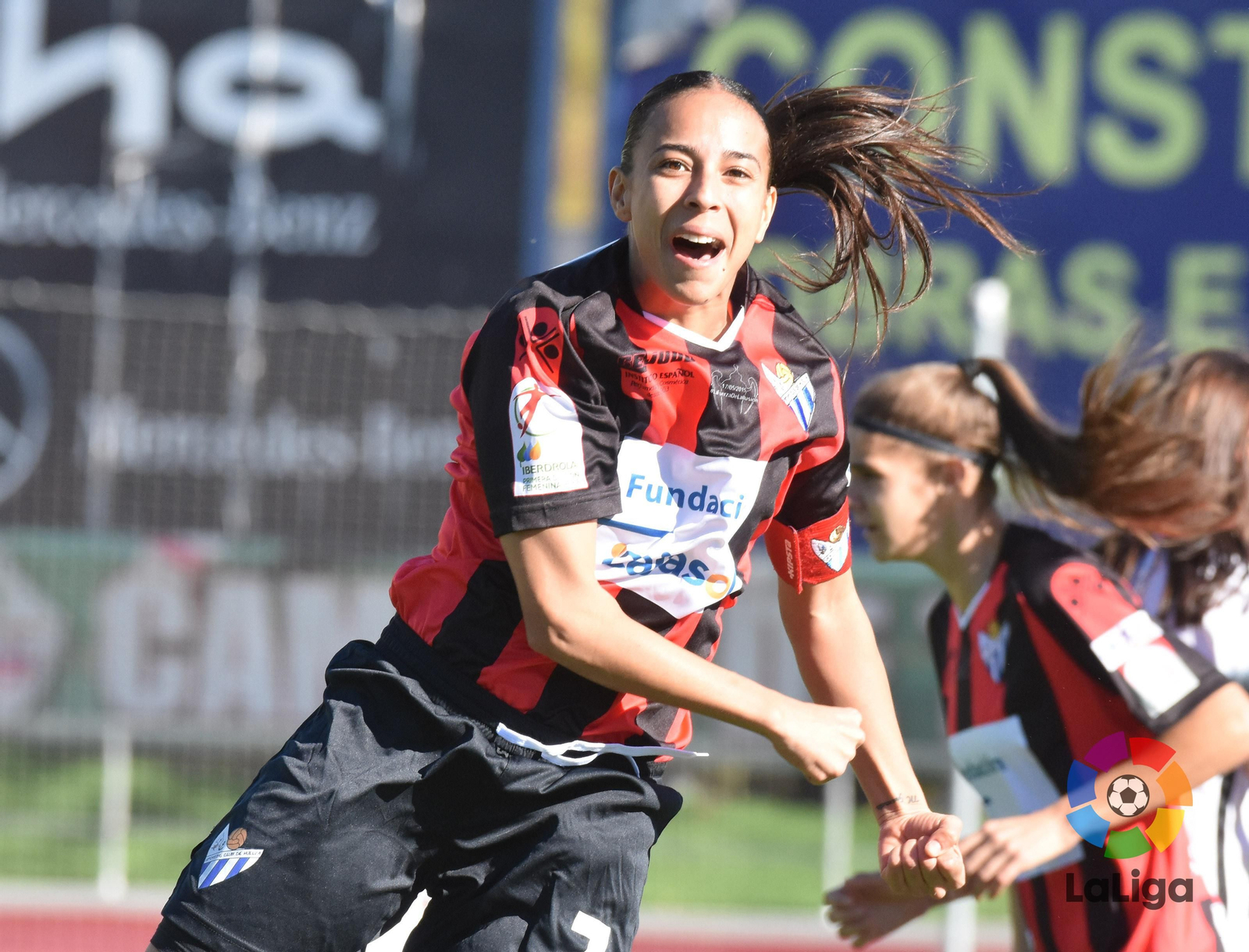 Anita Hernández celebra con alegría el gol número 500 de toda la historia de la Liga Iberdrola.