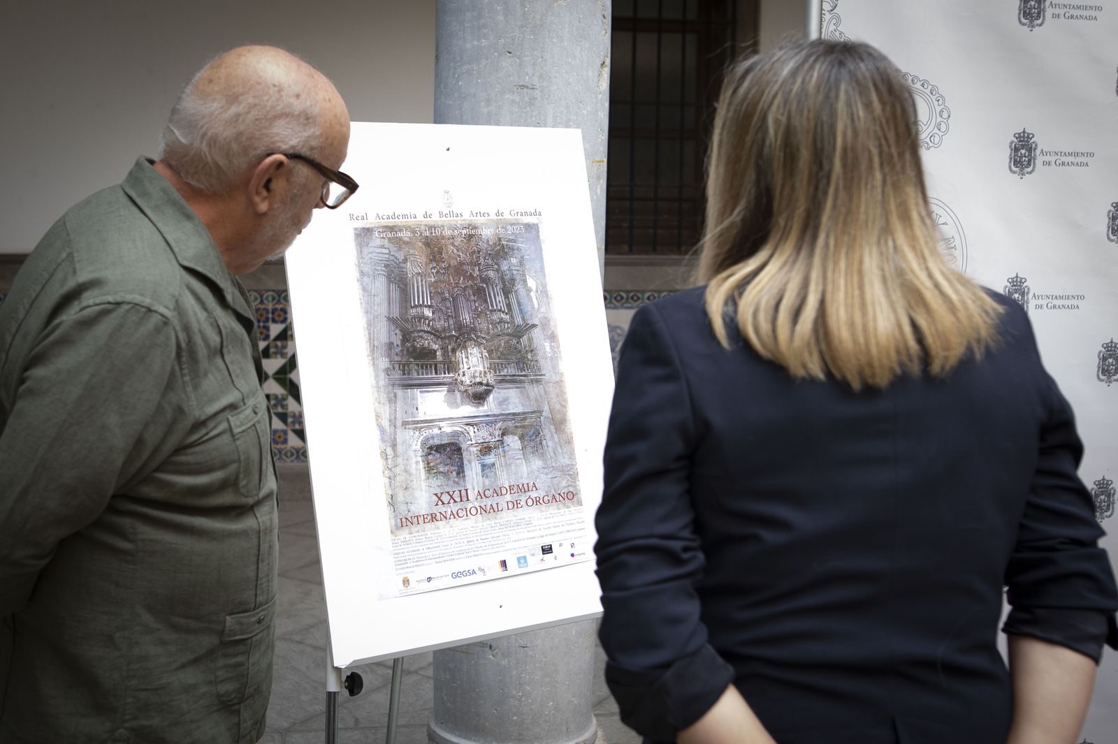 Juan Ramón Ferreira y Marifrán Carazo observan el cartel de esta edición.